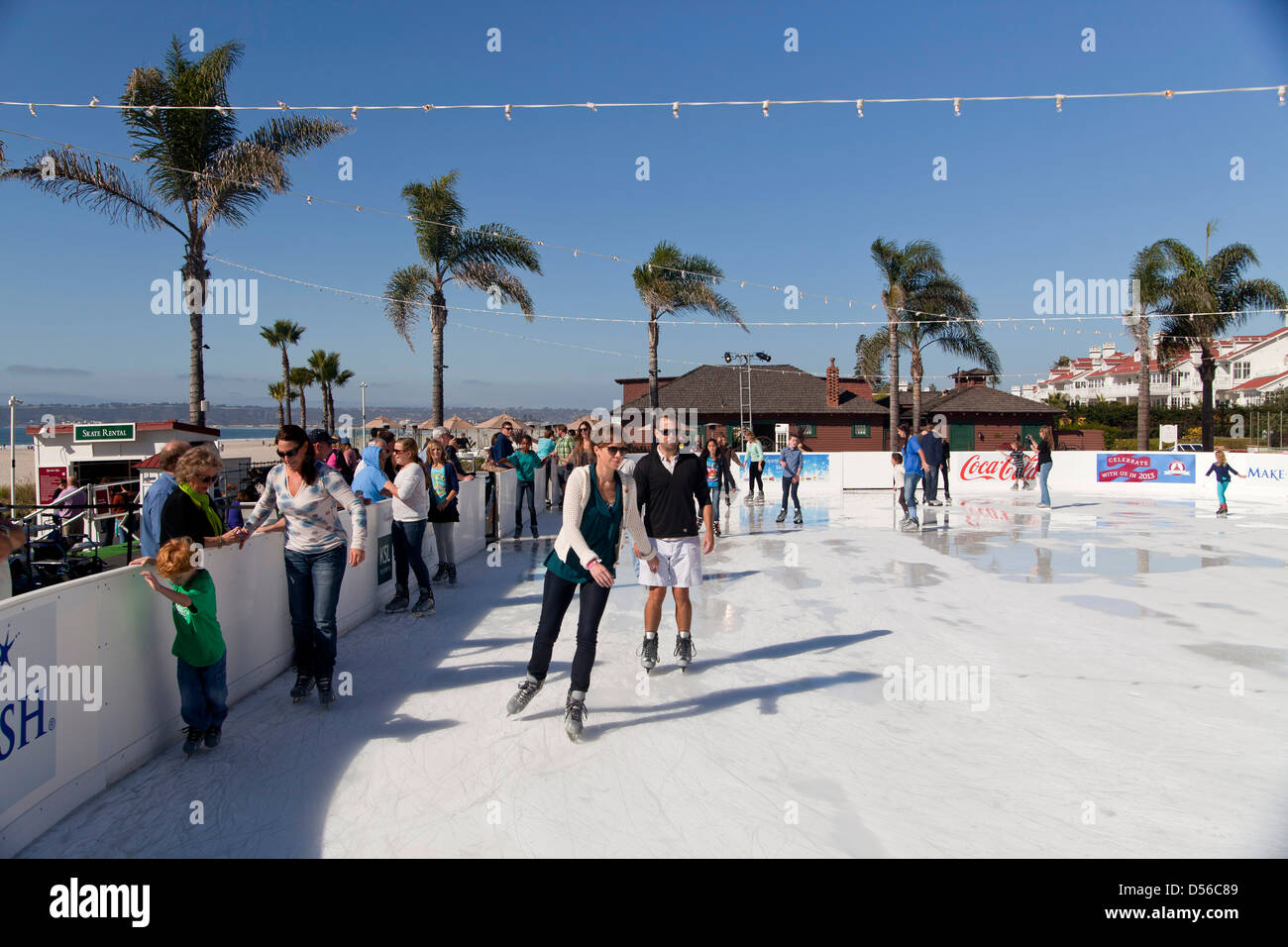 Outdoor-Eisbahn unter Palmen im Hotel del Coronado, Coronado Island, San Diego, Kalifornien, Stockfoto