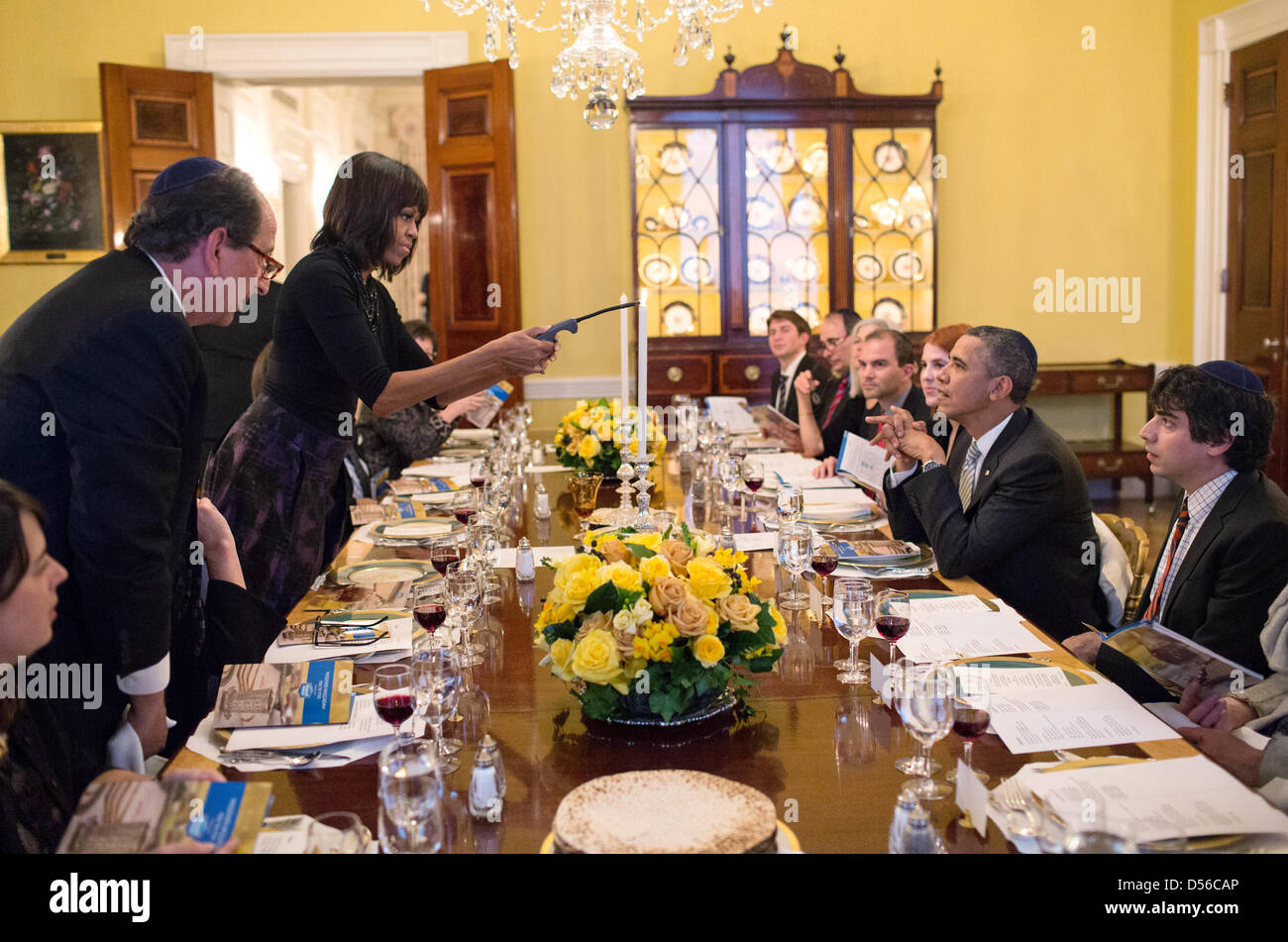 US Präsident Barack Obama und First Lady Michelle Obama ein Pessach-Seder-Abendessen für Familie, Mitarbeiter und Freunde in der alten Familie Dining Room des weißen Hauses 25. März 2013 in Washington, DC zu hosten. Stockfoto