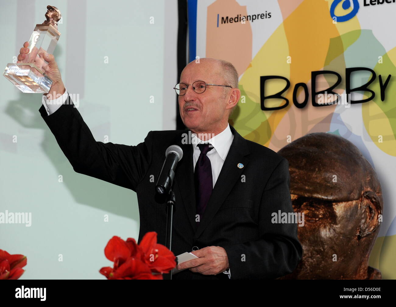 UN-Sonderbeauftragten des Generalsekretärs für Sport für Entwicklung und Frieden, ist Willi Lemke mit dem Medienpreis BOBBY 2010 in Berlin, Deutschland, 15. November 2010 ausgezeichnet. Lemke war Nonoured für seine Bemühungen für behinderte Sportler. Foto: Tim Brakemeier Stockfoto