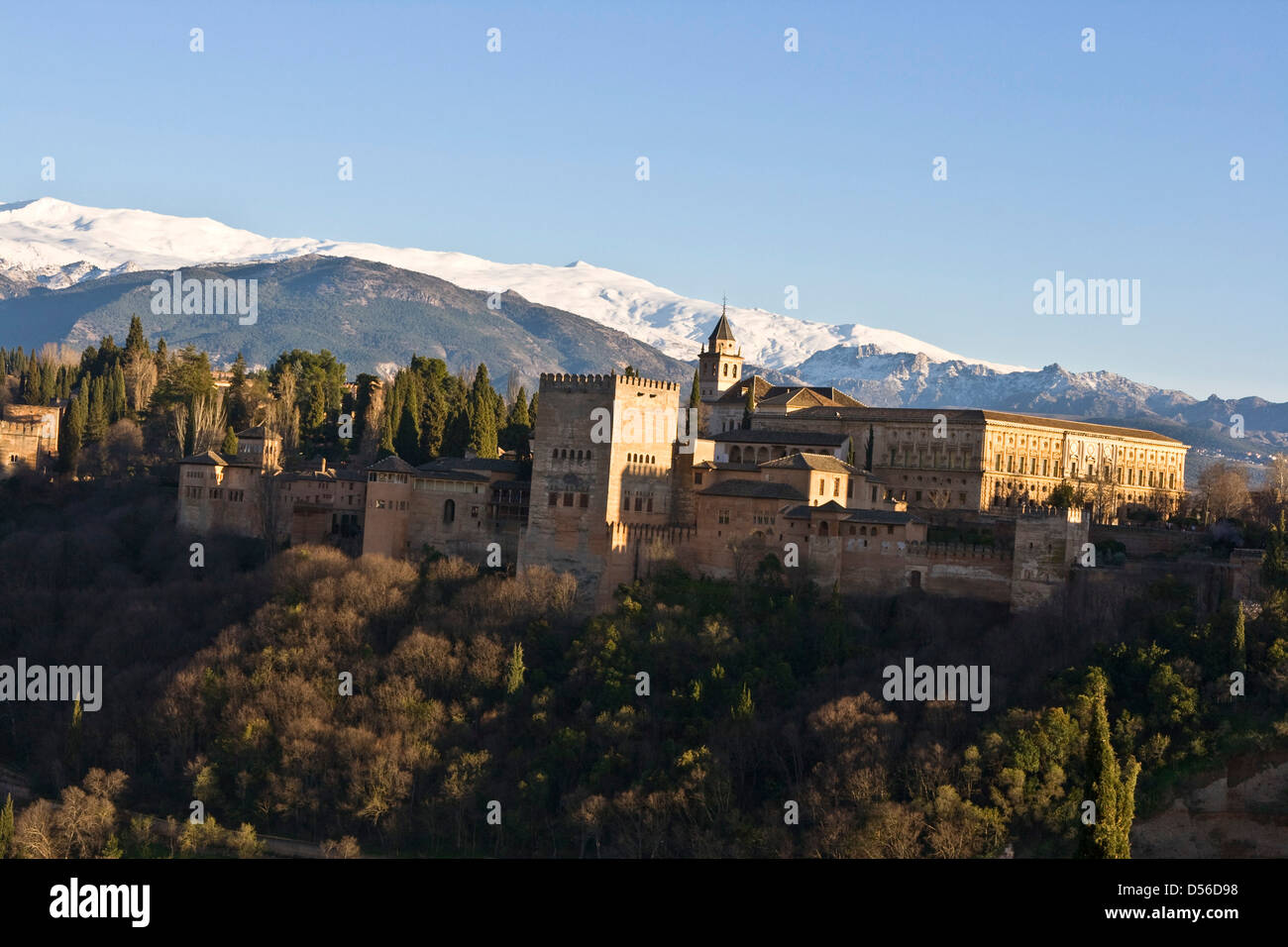 Panorama Aussicht auf Alhambra Palast zum UNESCO-Weltkulturerbe und Sierra Nevada Berge Granada Andalusien Spanien Europa Stockfoto