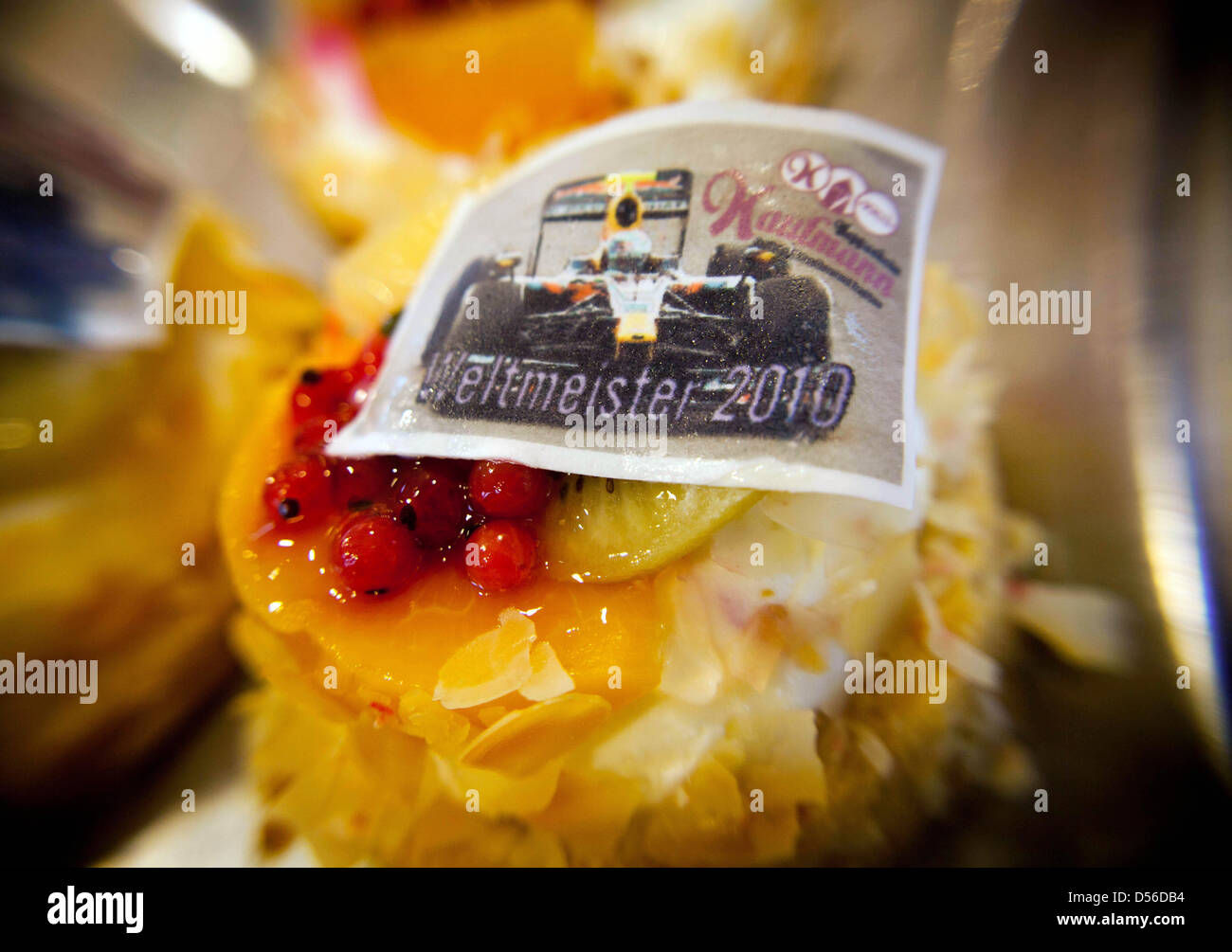 Eine Bäckerei bietet eine "World Championship Törtchen" in Heppenheim, Deutschland, 15. November 2010. Eine essbare Foto die neue Formel 1 Weltmeister Sebastian Vettel, die Ursprünge von Heppenheim, befindet sich Ontop der Törtchen. Foto: Frank Rumpenhorst Stockfoto