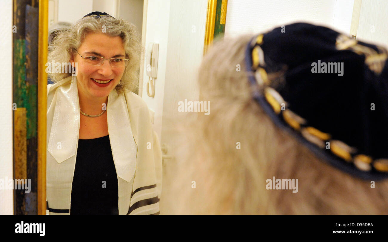 Rabbi Elisa Klapheck steht vor einem Spiegel mit einer Kippa und ein Tallit in Frankfurt Main, Deutschland, 11. November 2010. Klaphack ist eine der vier weiblichen Rabbiner in Deutschland und verwaltet eine Gruppe der jüdischen Gemeinde in Frankfurt am Main mit einem liberalen Ansatz zur Religion. Bei der "Egalitären Minjan" Frau und Männer beten zusammen und Dicuss über Religion und Gesellschaft. Foto: Marius Becker Stockfoto