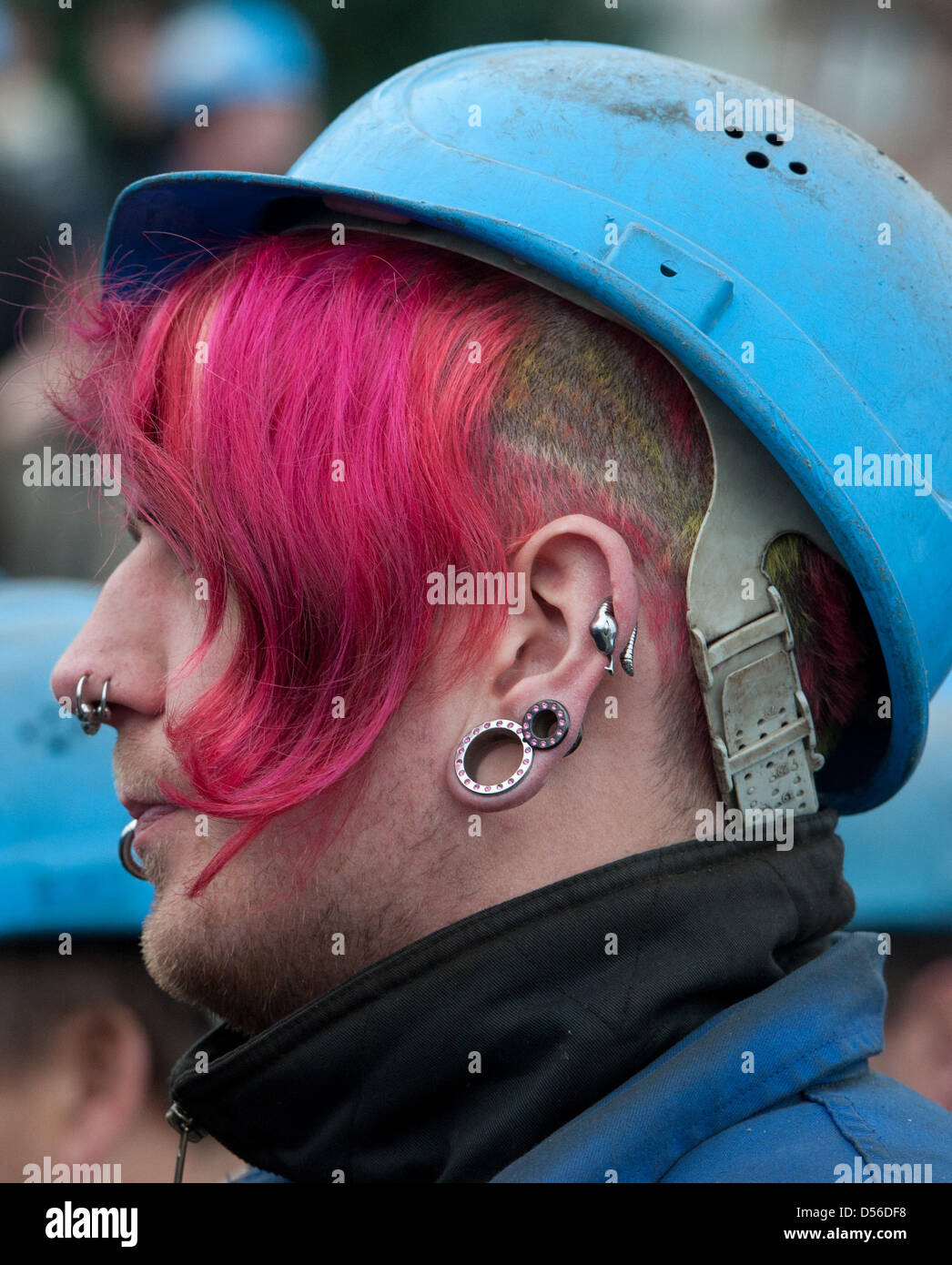 Mehr als 400 Mitarbeiter der Peene-Werft protestieren gegen Schließung der Norther deutsche Schiffbau Werke in Wolgast, Deutschland, 16. November 2010. Eine Sprecherin der Industriegewerkschaft Schlosser (IG Metall) sagt, der Protest eine homogene Europäische Schiffbaupolitik und ein klares Engagement für den Schiffbau verlangt. Foto: STEFAN SAUER Stockfoto