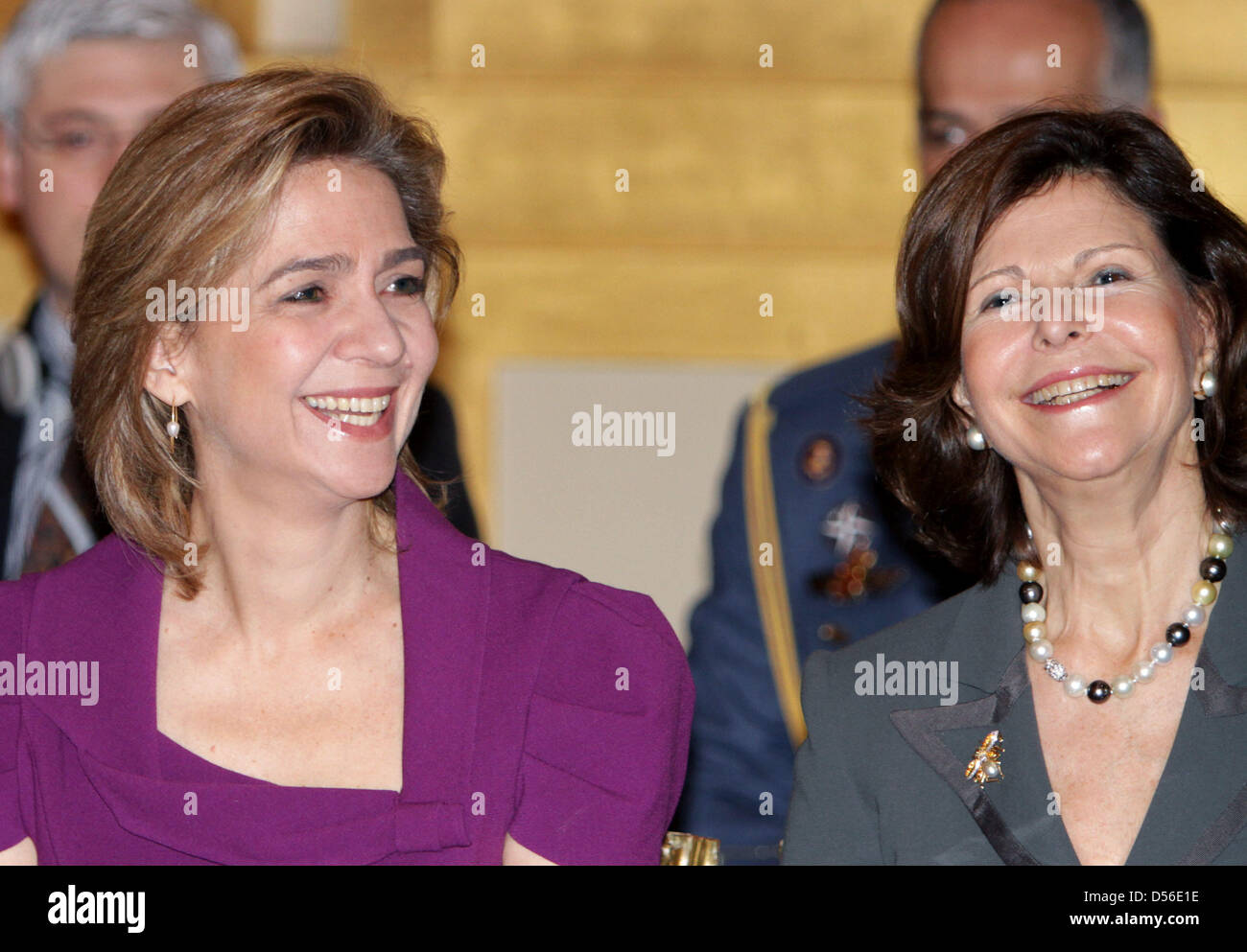 Spanische Prinzessin Cristina (L) und Königin Sylvia von Schweden an der Konferenz "Gefährdete Kinder auf der Flucht, eine Herausforderung für Europa" im königlichen Palast in Brüssel, 11. November 2010 teilnehmen. Die Konferenz wurde von Königin Paola und die belgische Präsidentschaft des Rates der Europäischen Union initiiert. Foto: Albert vd Werf Niederlande, Stockfoto