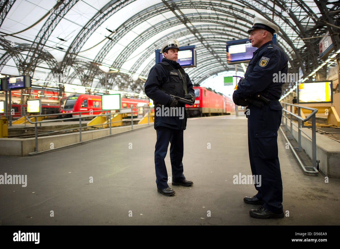 Zwei Polizisten Stand am Hauptbahnhof mit Maschinengewehren in Dresden, Deutschland, 18. November 2010. Die Bundesregierung hat Informationen über einen mutmaßlichen Angriff geplant für Ende November in Deutschland. Bundesinnenminister Thomas de Meziere sprach von einer "neuen Situation" über die Gefahr des Terrorismus in Deutschland. Foto: Arno Burgi Stockfoto