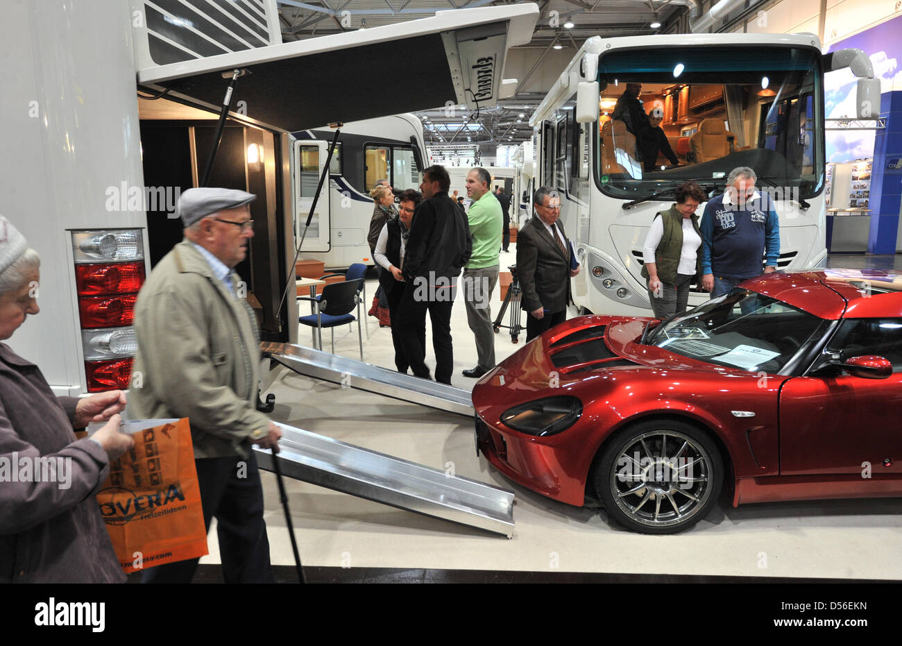 Besucher prüfen, ein Auto auf einer Tourismusmesse in Leipzig, Deutschland, 17. November 2010. Foto: Hendrik Schmidt Stockfoto