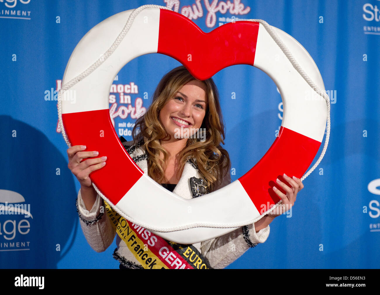 Miss Germany, kommt Anne Julia Hagen für die Premiere des Musicals "Ich war nie in New York in Stuttgart, Deutschland, 18. November 2010 haben". Foto: Uwe Anspach Stockfoto