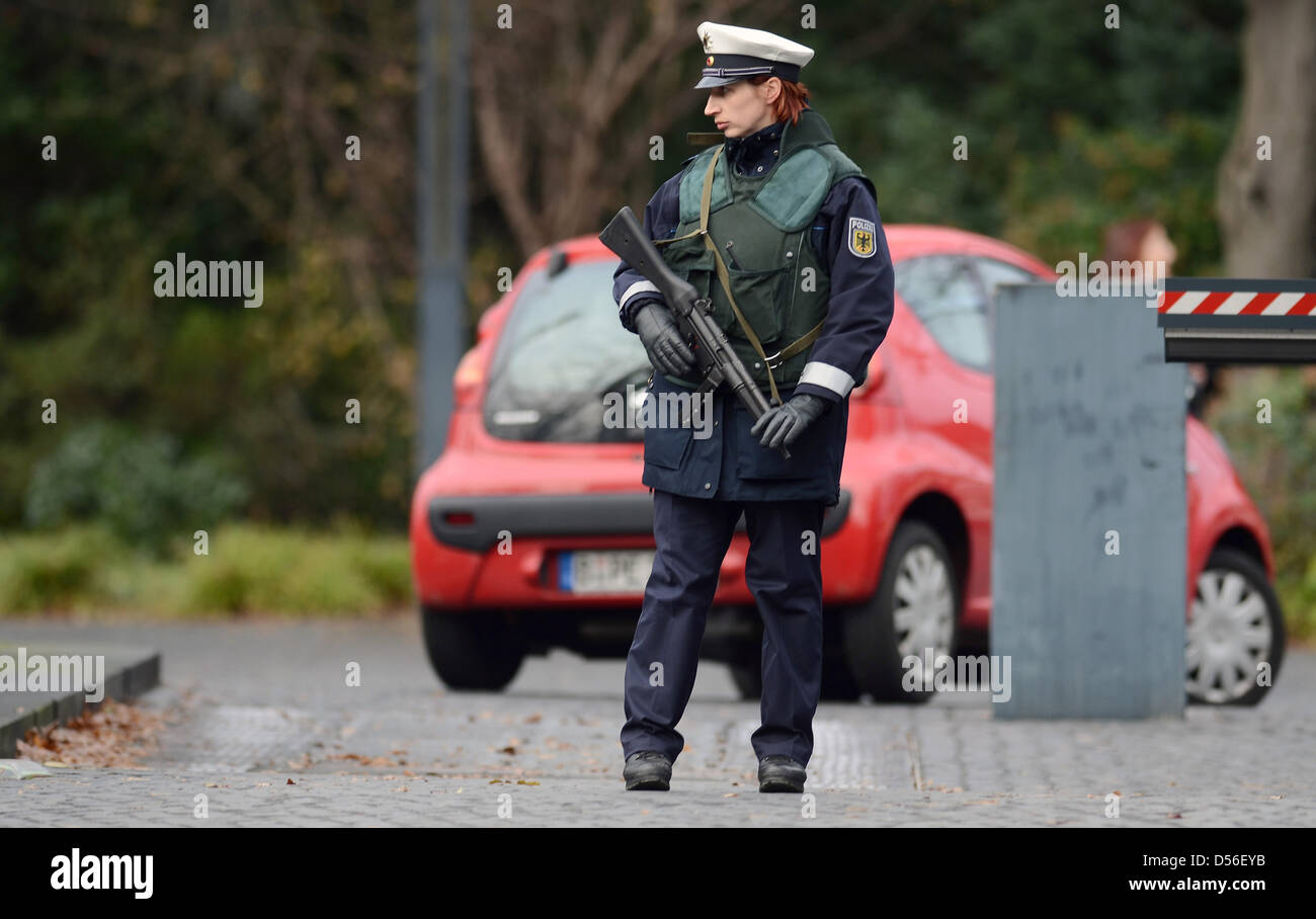 Polizisten kontrollieren den Zugriff auf das Amt des Bundespräsidenten in Berlin, Deutschland, 19. November 2010. Deutschland erhöhte Sicherheit an Flughäfen und Bahnhöfen, nachdem die Regierung erhielt Hinweise, die ein Terroranschlag für Ende November geplant werden kann. Foto: HANNIBAL Stockfoto