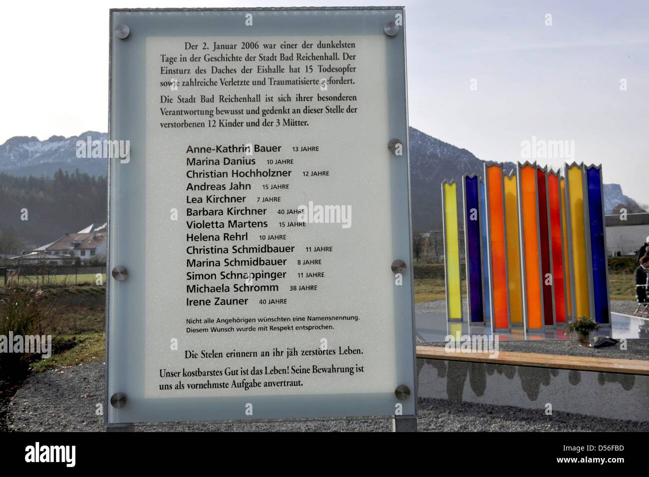 Eine Gedenktafel mit den Namen der Opfer gehört das neue Denkmal für die Eis-Eisbahn Deckeneinsturzes auf 2. Januar 2006 bei dem 12 Kinder und 3 Erwachsene in Bad Reichenhall, Deutschland, 20. November 2010 getötet wurden. Das Denkmal besteht aus einer Gedenktafel und 15 farbige, 3,80 Meter hohen Säulen. Foto: FRANK LEONHARDT Stockfoto