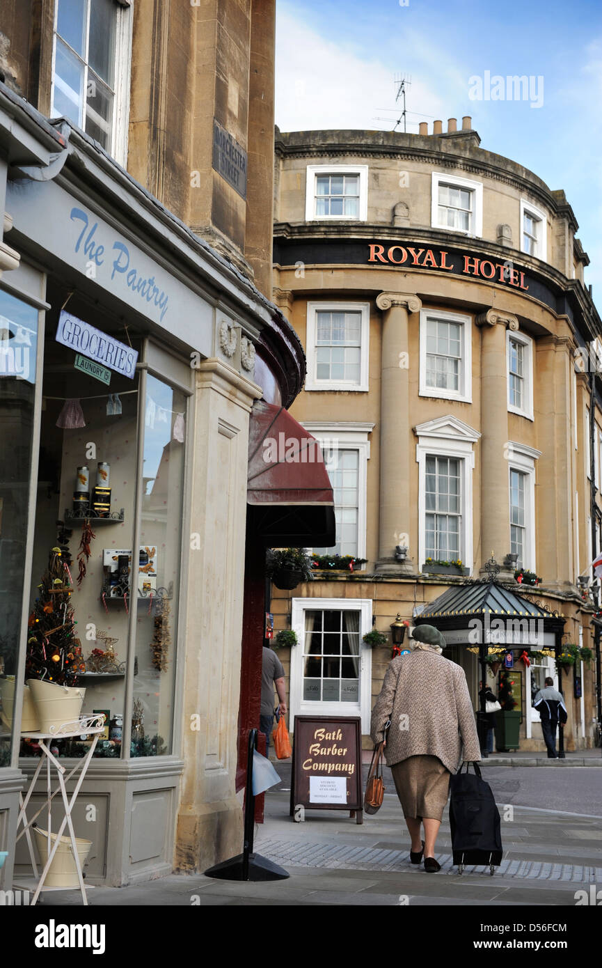 Eine pensionierte Dame Einkaufen in Bath Dorchester Street UK Stockfoto