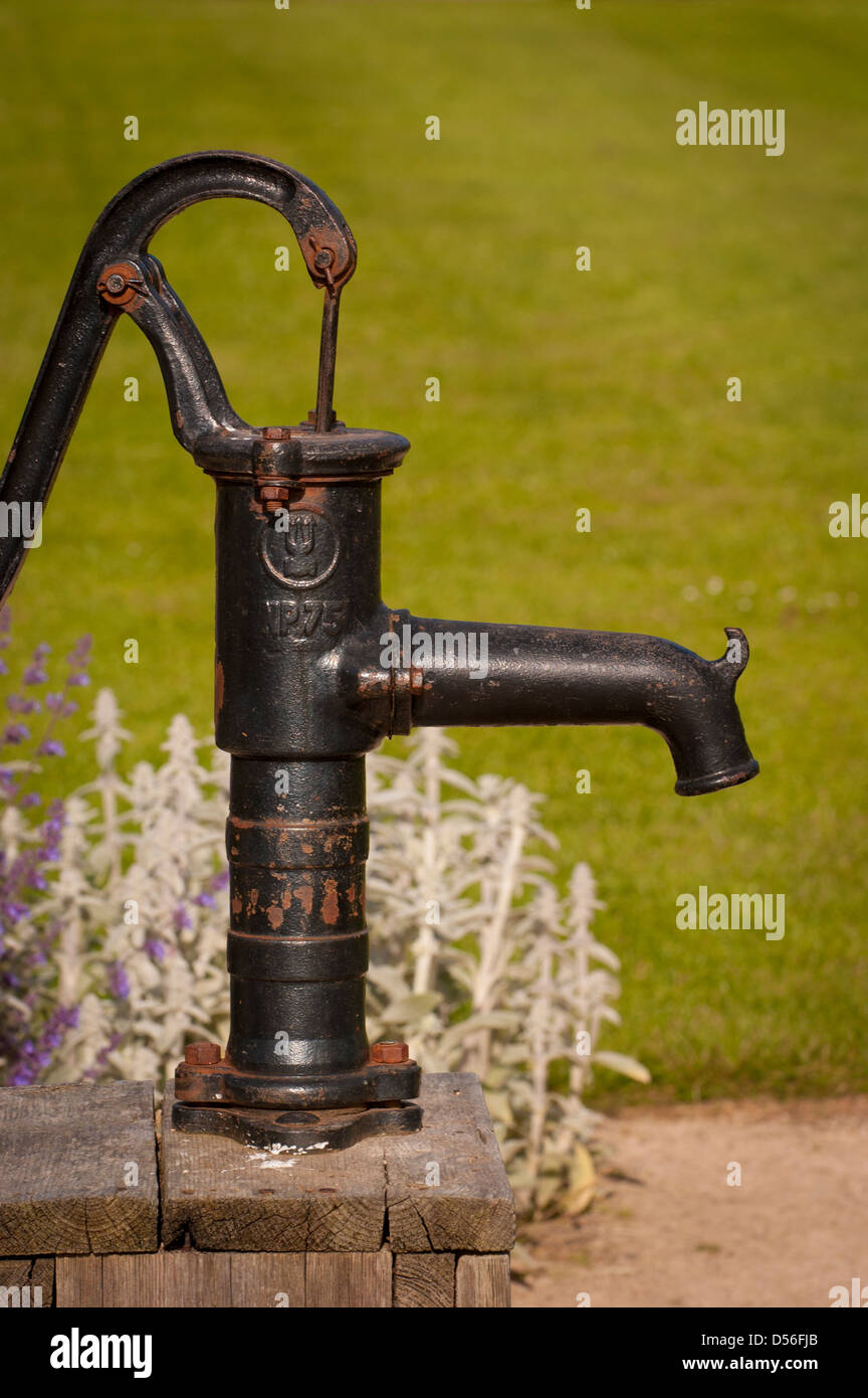 Altmodische Hand Wasserpumpe im Garten Stockfotografie - Alamy