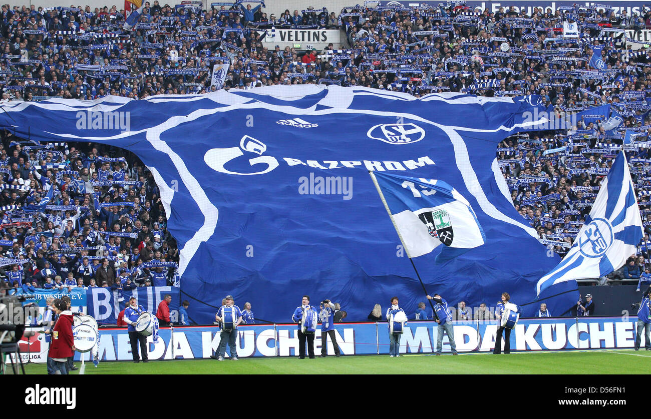 Schalke Fans zeigen eine riesige Schalke-Trikot beim Bundesligaspiel FC Schalke 04 gegen Werder Bremen in der Veltins-Arena in Gelsenkirchen, Deutschland, 20. November 2010. Schalke fuhr fort, das Spiel 4: 0 gewinnen. Foto: Friso Gentsch Stockfoto