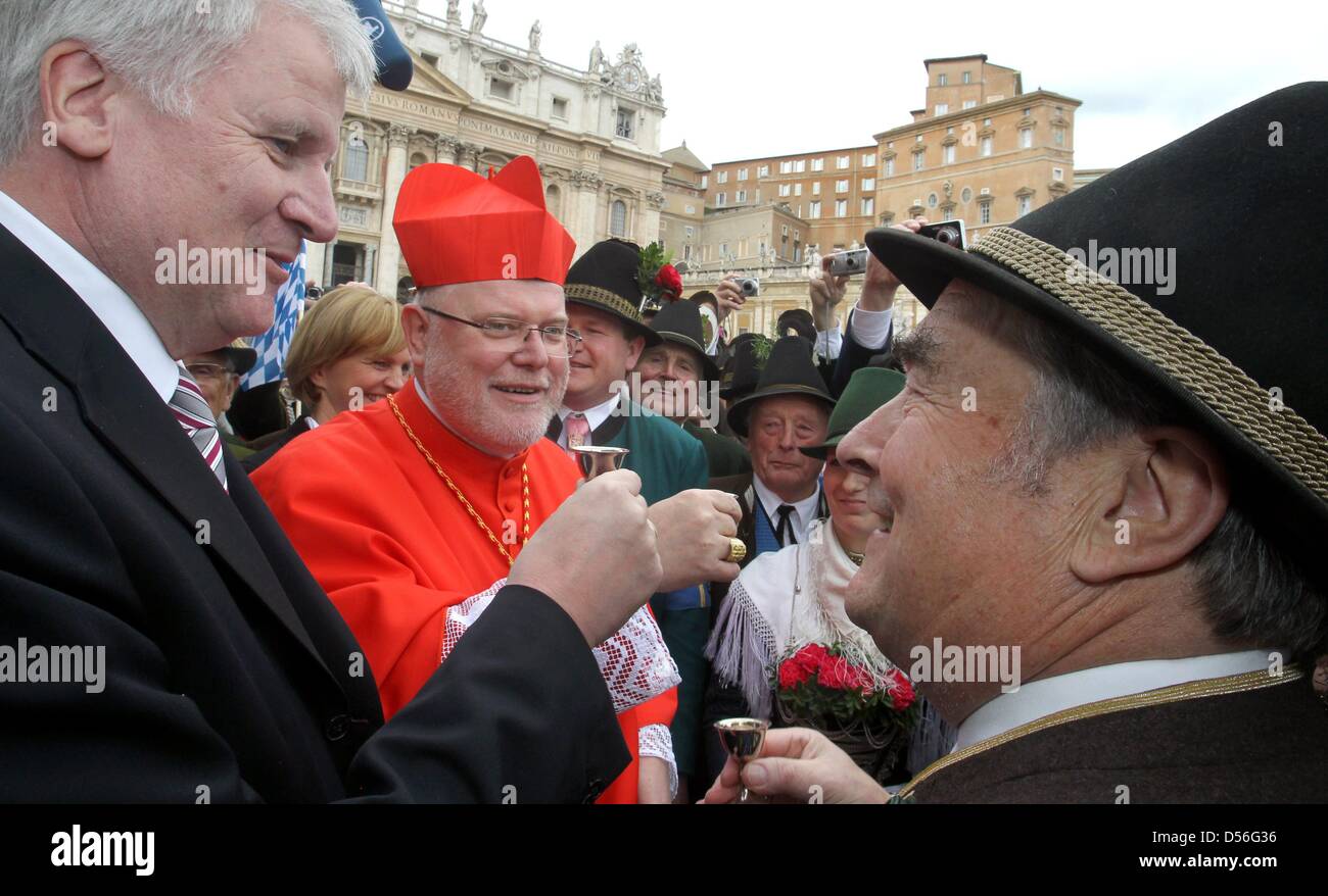 Der Erzbischof von München und Freising, Reinhard Cardinal Marx (C) und der Bayerische Ministerpräsident Horst Seehofer (L) Grüße bayerischen Berg Troopers in der Vatikanstadt, 21. November 2010. Marx war Kardinal durch Papst Benedict XVI. früher auf den Petersdom ernannt worden. 24 Bischöfe wurden Kardinäle ernannt an diesem Wochenende. Foto: KARL-JOSEF HILDENBRAND Stockfoto