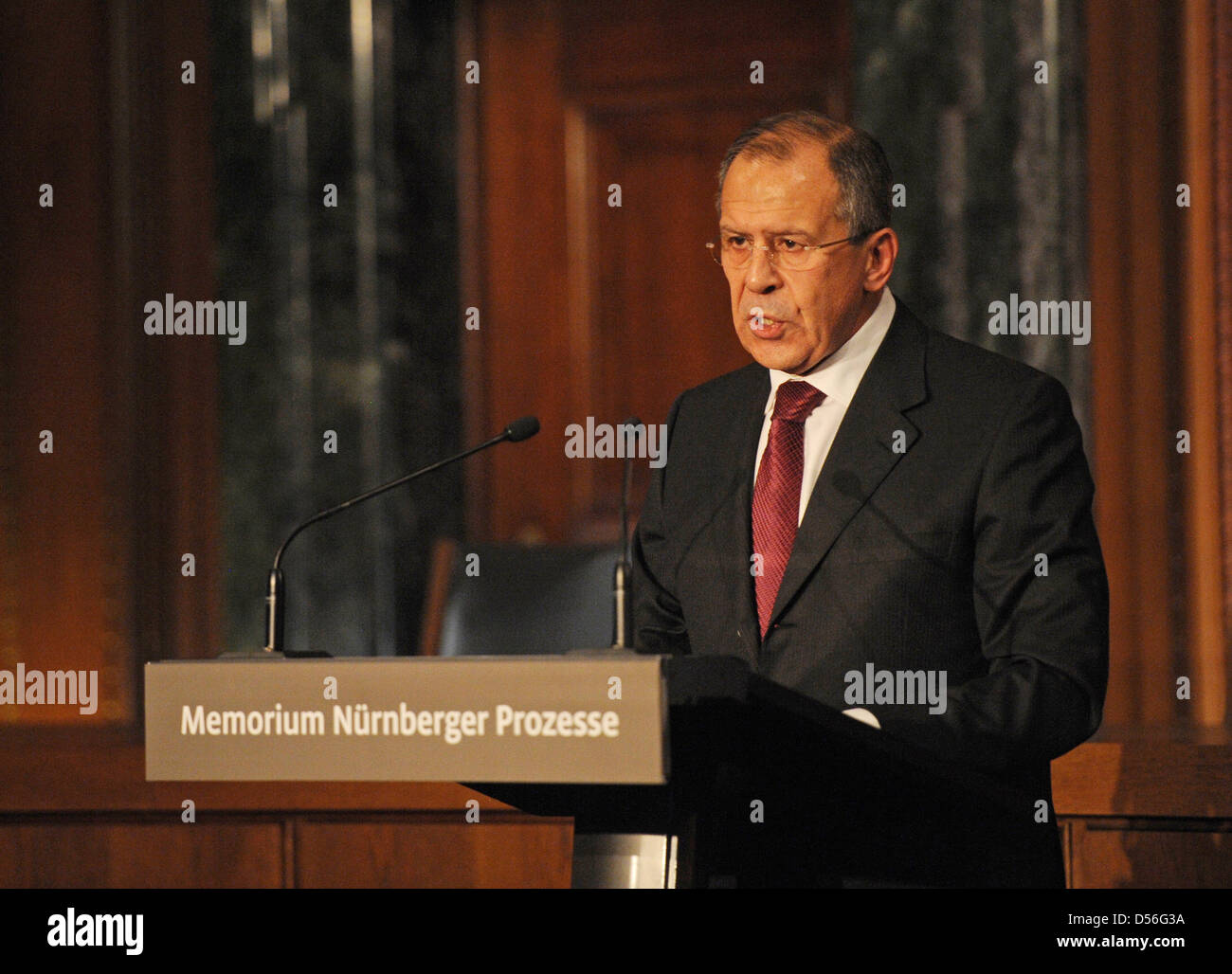 Der russische Außenminister Sergej Lawrow spricht bei der Eröffnung der "Nürnberger Prozesse Memorium" an das Landgericht Nürnberg-Fürth in Nürnberg, 21. November 2010. Die Nürnberger Prozesse waren im Zimmer 600 des Staatsgerichtshofes, statt jetzt in ein Museum umgewandelt worden. Foto: ARMIN WEIGEL Stockfoto