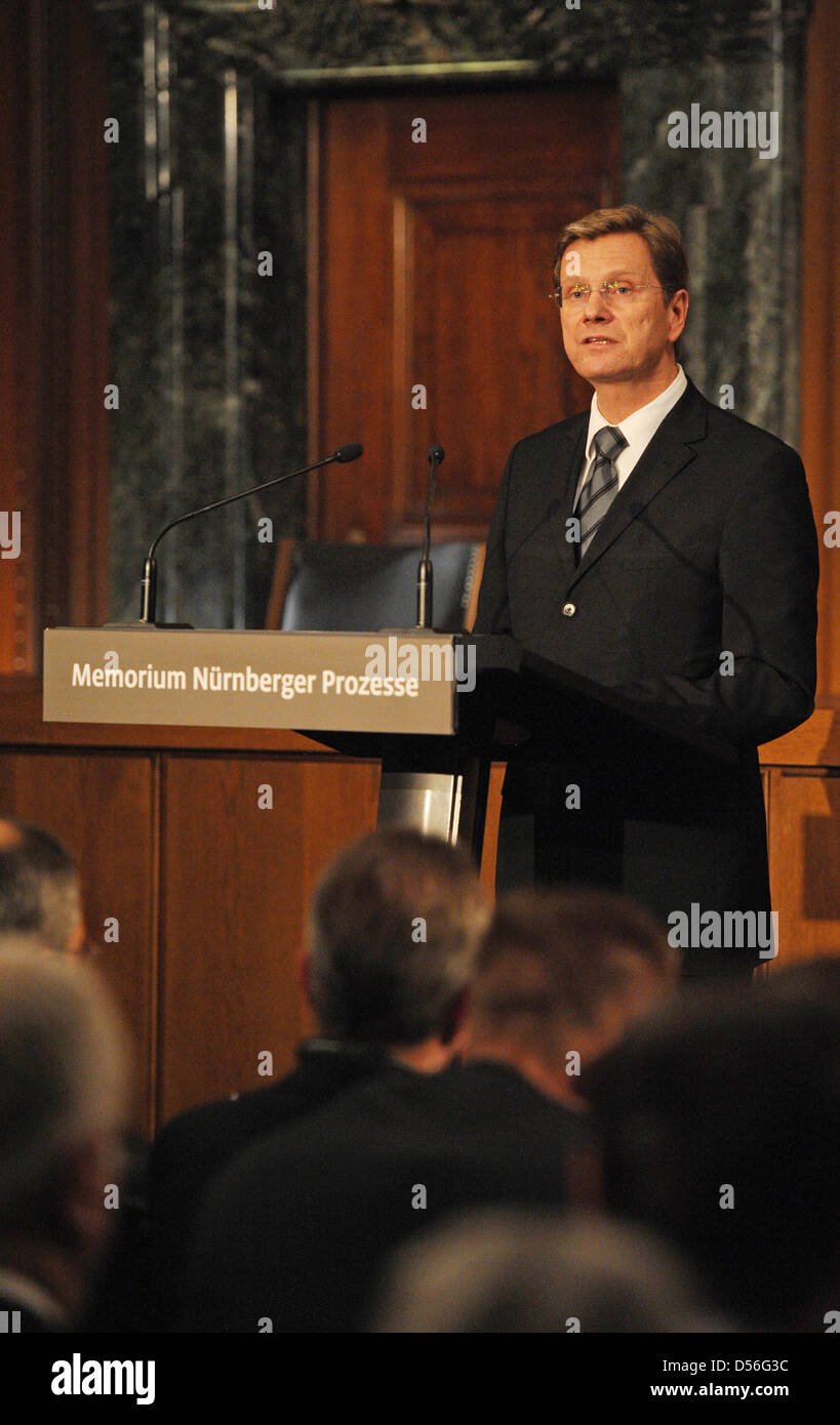 Der deutsche Außenminister Guido Westerwelle spricht bei der Eröffnung der "Nürnberger Prozesse Memorium" an das Landgericht Nürnberg-Fürth in Nürnberg, 21. November 2010. Die Nürnberger Prozesse waren im Zimmer 600 des Staatsgerichtshofes, statt jetzt in ein Museum umgewandelt worden. Foto: ARMIN WEIGEL Stockfoto