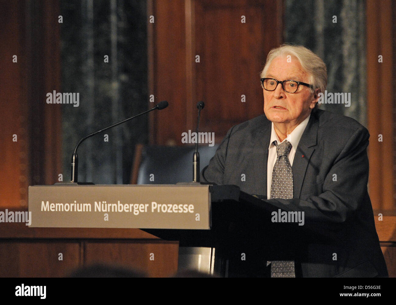 Der ehemalige französische Außenminister Roland Dumas spricht bei der Eröffnung der "Nürnberger Prozesse Memorium" an das Landgericht Nürnberg-Fürth in Nürnberg, 21. November 2010. Die Nürnberger Prozesse waren im Zimmer 600 des Staatsgerichtshofes, statt jetzt in ein Museum umgewandelt worden. Foto: ARMIN WEIGEL Stockfoto