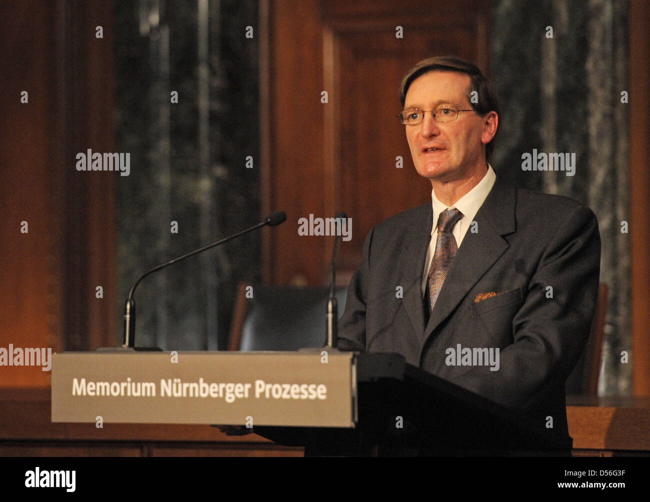 Britische Generalstaatsanwalt Dominic Grieve spricht bei der Eröffnung der "Nürnberger Prozesse Memorium" an das Landgericht Nürnberg-Fürth in Nürnberg, 21. November 2010. Die Nürnberger Prozesse waren im Zimmer 600 des Staatsgerichtshofes, statt jetzt in ein Museum umgewandelt worden. Foto: ARMIN WEIGEL Stockfoto