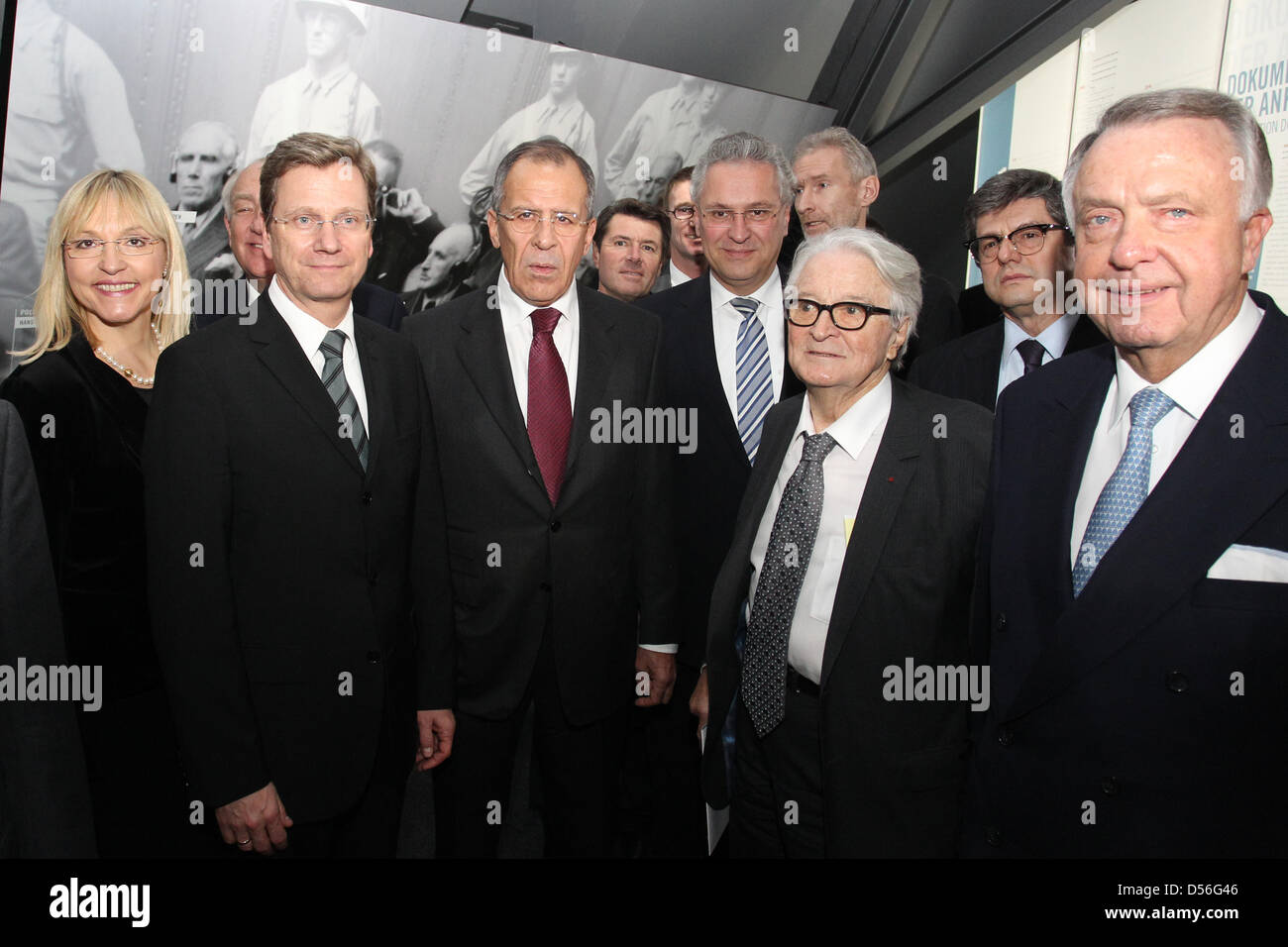 Der Bundesaußenminister Guido Westerwelle (2vl, FDP) Geht Mit Dem Russischen Außenminister Sergej Lawrow (M) Und Dem Mai beschäftigte Außenminister Roland Dumas (2vr) Im Landgericht Nürnberg-Fürth bin Sonntag (21.11.2010) Durch Die Ausstellung "Memorium Nürnberger Prozesse" in Nürnberg (Mittelfranken). Auch Im Bild Zu Erkennen, Die Bayerische Justizministerin Beate Merk (l, Stockfoto