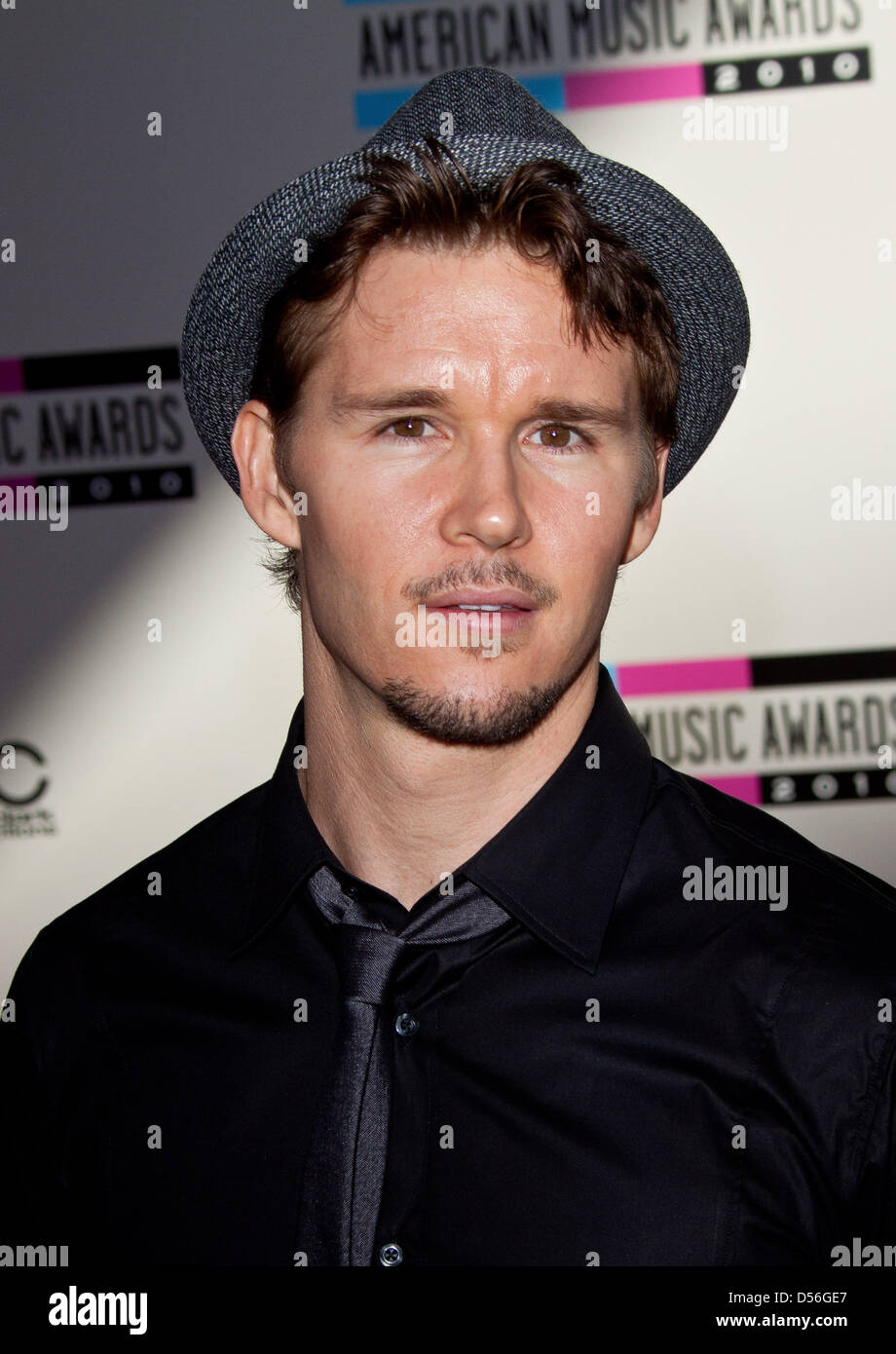 Australischer Schauspieler Ryan Kwanten kommt für den 38th Annual American Music Awards in Los Angeles, Kalifornien, USA, 21. November 2010. Foto: Hubert Boesl Stockfoto