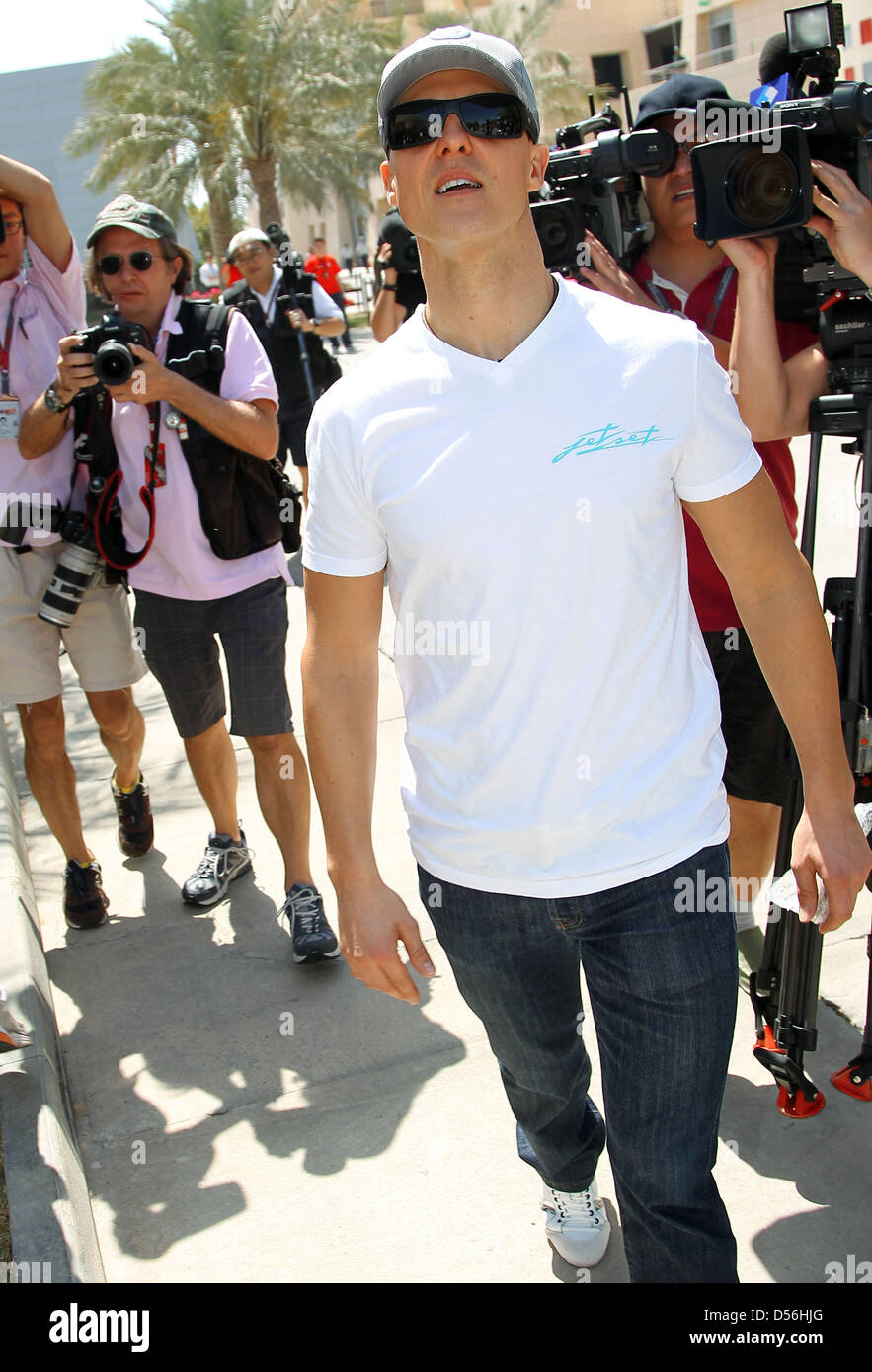 Deutsche Formel1 Rennfahrer Michael Schumacher Mercedes GP führt durch das Fahrerlager in Sakhir Circuit in Manama, Bahrain, 11. März 2010. Die Formel 1 Bahrain Grand Prix Auftakt der Formel1 Saison 2010 am 14. März 2010. Foto: FELIX HEYDER Stockfoto