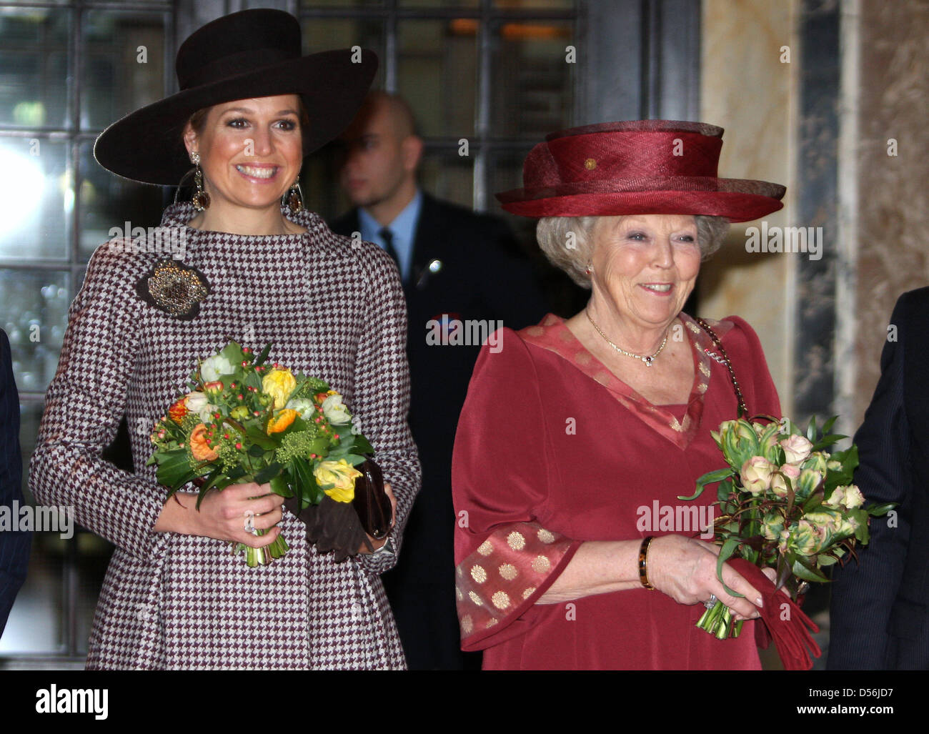 Dutch Queen Beatrix (R) und Kronprinzessin Maxima der Beginn der Feierlichkeiten zum 100. Jubiläum des Royal Tropical Institute in Amsterdam, Niederlande, 11. März 2010 zu besuchen. Das Jubiläumsjahr beginnt mit der Feier der Geschichte des Instituts mit Tänzen und Weltmusik. Das Institut forscht und bietet Bildungs-, Beratungs- und Infor Stockfoto