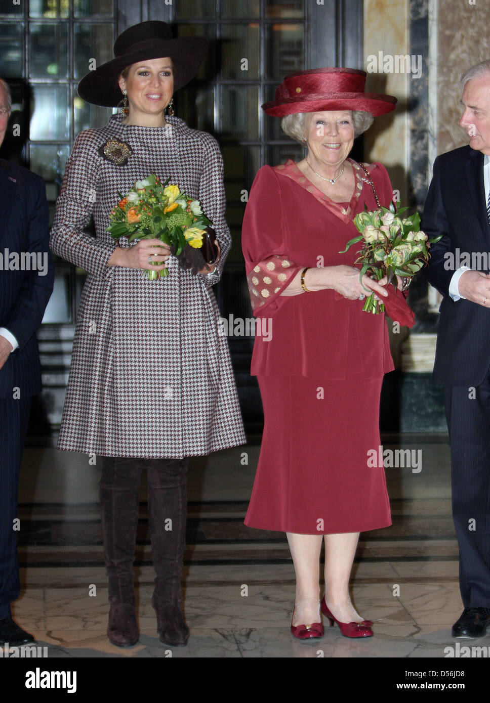 Dutch Queen Beatrix (R) und Kronprinzessin Maxima der Beginn der Feierlichkeiten zum 100. Jubiläum des Royal Tropical Institute in Amsterdam, Niederlande, 11. März 2010 zu besuchen. Das Jubiläumsjahr beginnt mit der Feier der Geschichte des Instituts mit Tänzen und Weltmusik. Das Institut forscht und bietet Bildungs-, Beratungs- und Infor Stockfoto