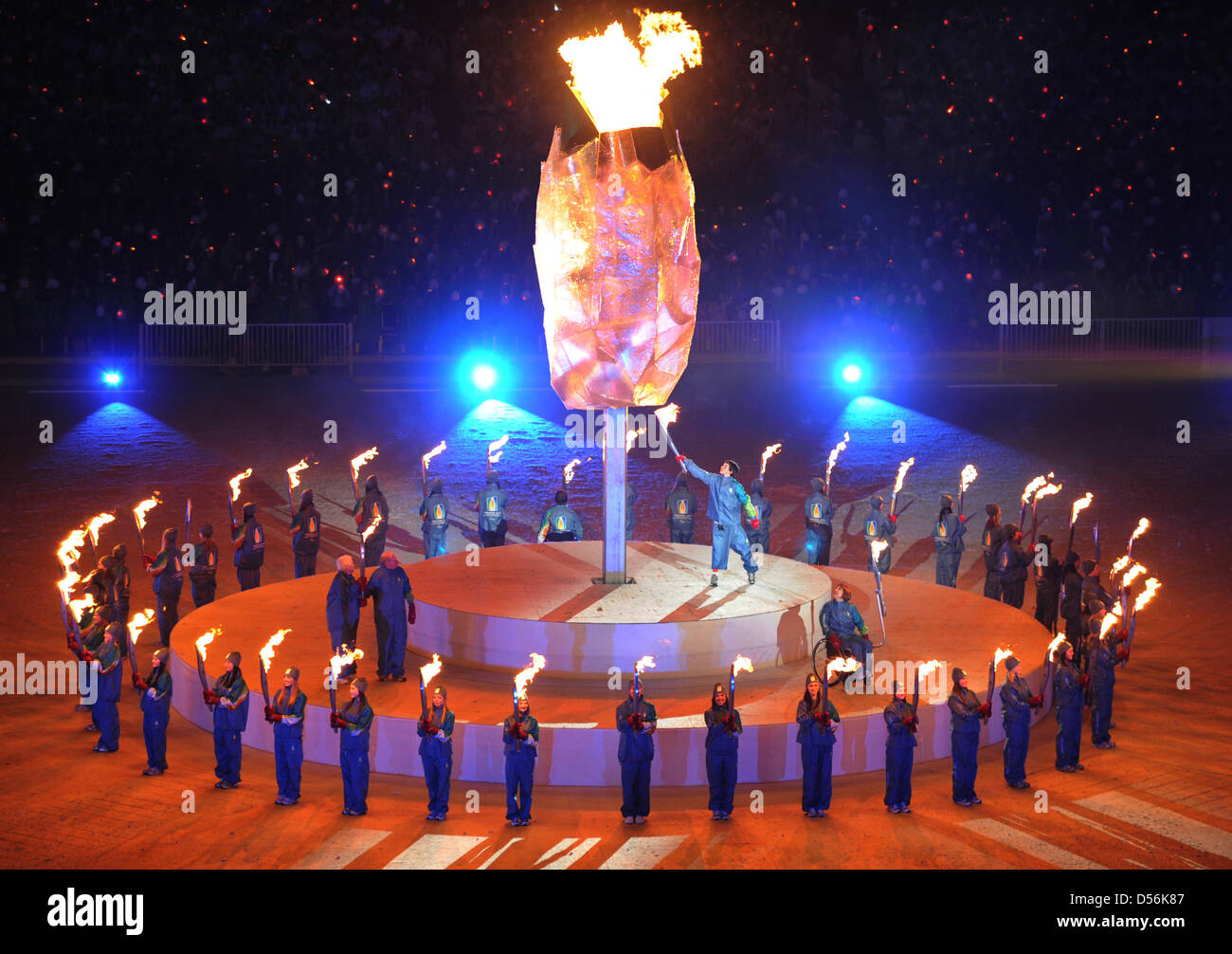 Zach Beaumont Entzündet Bei der Eröffnungsfeier der Paralympics 2010 bin Freitag (12.03.2010) Im BC Place in Vancouver, Canada, Das Paralympische Feuer. Zehntägigen Paralympischen Winterspiele sterben Mit 507 Athleten aus 44 Ländern Und 64 auch Im Curling, Sledge-Hockey, Im Nordischen Und Alpinen Skisport Und Im Biathlon Wurden Offiziell Eröffnet. Foto: Julian Stratenschulte d Stockfoto