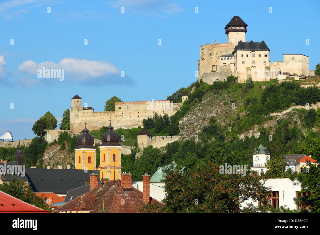Trencin, Stadt in der Slowakei in Provazie Region. Burg auf einem Hügel. Stockfoto