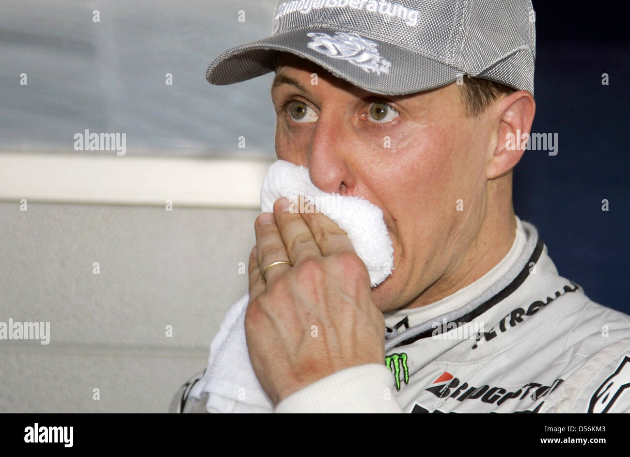 Deutschen Michael Schumacher Mercedes GP nach der Formel 1 Grand Prix von Bahrain an der Sakhir-Rennstrecke in Bahrain, 14. März 2010 gesehen. Er wurde Sechster im ersten Rennen nach seiner dreijährigen Pause. Der Grand Prix von Bahrain startete die Formel1 Saison 2010. Foto: JENS Büttner Stockfoto