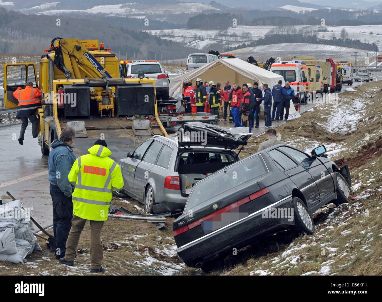 Aufräumarbeiten nach einer Multiple-Fahrzeug-Kollision auf der deutschen Autobahn A38 zwischen Heiligenstadt und Arenshausen, Deutschland, 15. März 2010. 42 Fahrzeuge wurden bei dem Unfall auf der eisigen Straße verwickelt. Elf Menschen wurden verletzt, zwei davon wurden mit schweren Verletzungen im Krankenhaus in Göttingen geflogen. Foto: MARTIN SCHUTT Stockfoto