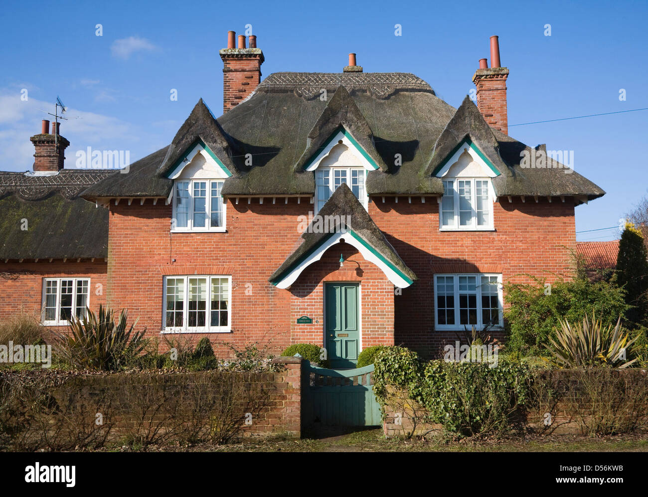 Gebäude aus rotem Backstein strohgedeckten früher Chequers Dorfkneipe, Sudbourne, Suffolk, England Stockfoto