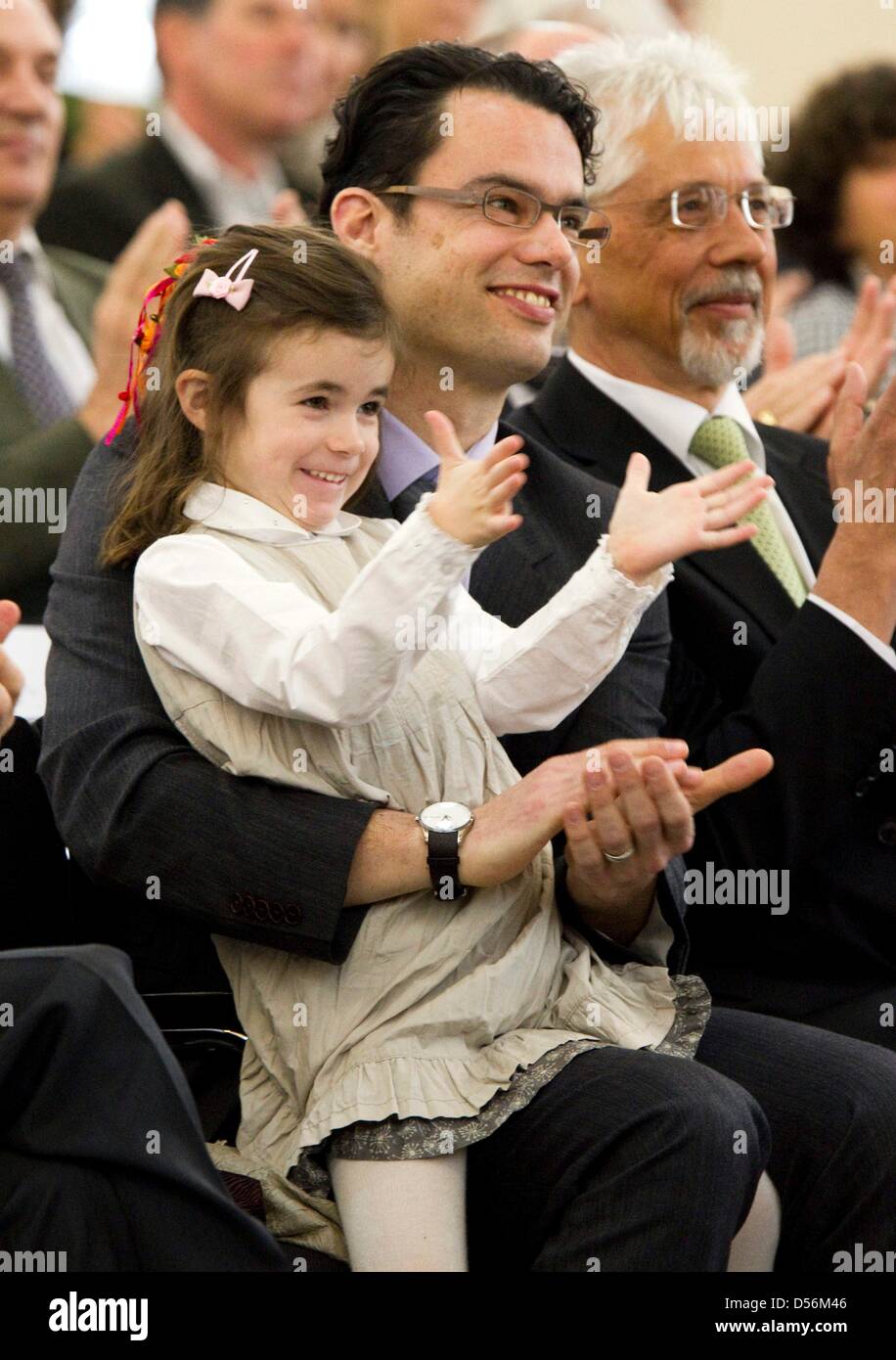 Till Acker Ehemann Und Tochter Alba Katharina Von Frankfurt 41 Year Old Biologe Amparo Acker Palmer Applaudieren In Die Paulskirche In Frankfurt Am Main Deutschland 14 Marz 2010 Sie Ist Den Paul Ehrlich Und Ludwig