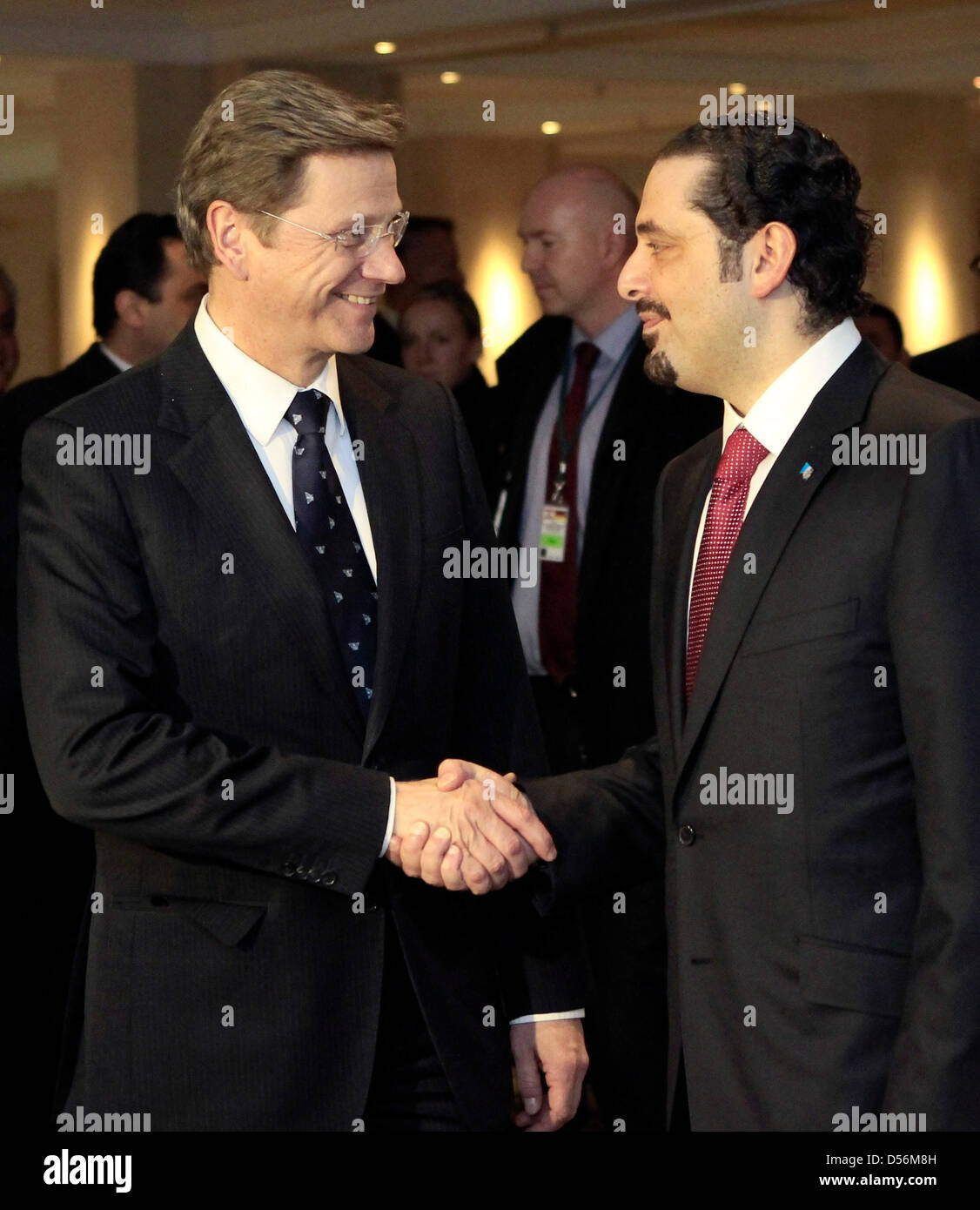 Libanesische Ministerpräsident Saad al-Hariri (R) begrüßt der deutsche Außenminister Guido Westerwelle zu bilateralen Gesprächen im Berliner Adlon Hotel, Deutschland, 15. März 2010. Foto: FABRIZIO BENSCH/REUTERS POOL Stockfoto