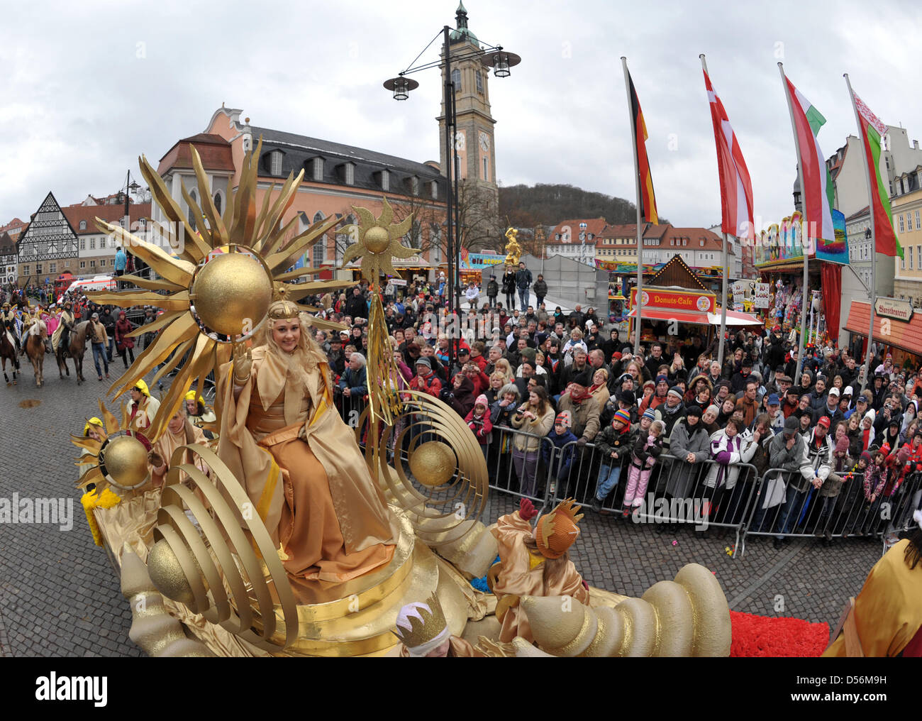 "Frau Sunna" ("Lady Sunna") während der traditionellen "Sommergewinn" spring Parade in Eisenach, Deutschland, 13. März 2010. Einige 1,100 Künstler, 40 Festwagen und elf Bands teilgenommen an der Parade. Ein Streit zwischen Frau Sunna und Master Winter ist der traditionelle Höhepunkt des Festivals, das zu Deutschlands größten Frühjahr Paraden zählt. Foto: Martin Schutt Stockfoto