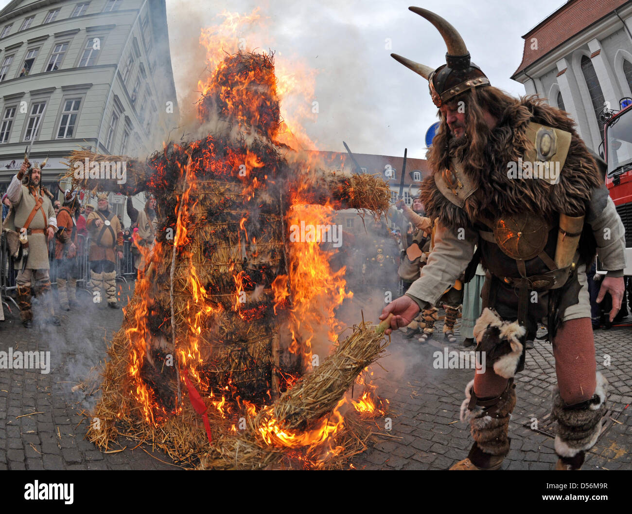 Eine Stroh Puppe ähnlich "Winter" wird während der traditionellen "Sommergewinn" Spring Parade in Eisenach, Deutschland, 13. März 2010 verbrannt. Einige 1,100 Künstler, 40 Festwagen und elf Bands teilgenommen an der Parade. Ein Streit zwischen Frau Sunna und Master Winter ist der traditionelle Höhepunkt des Festivals, das zu Deutschlands größten Frühjahr Paraden zählt. Foto: Martin Schutt Stockfoto