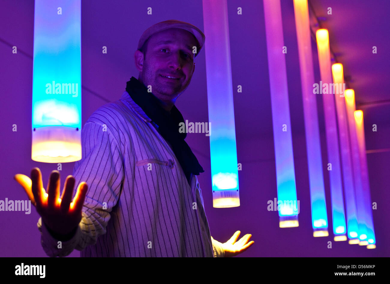 Chillout-Licht-Designer Joern Hanitzsch posiert vor einer seiner leichten Skulpturen in Cottbus, Deutschland, 16. März 2010. Insgesamt 85 leichte Skulpturen bauen auf dem Display im Rahmen einer Sonderausstellung auf der ehemaligen "Brandenburgischen Kunstsammlungen Cottbus". Weitere Informationen unter www.lichtfarbkunst.de. Foto: PATRICK PLEUL Stockfoto