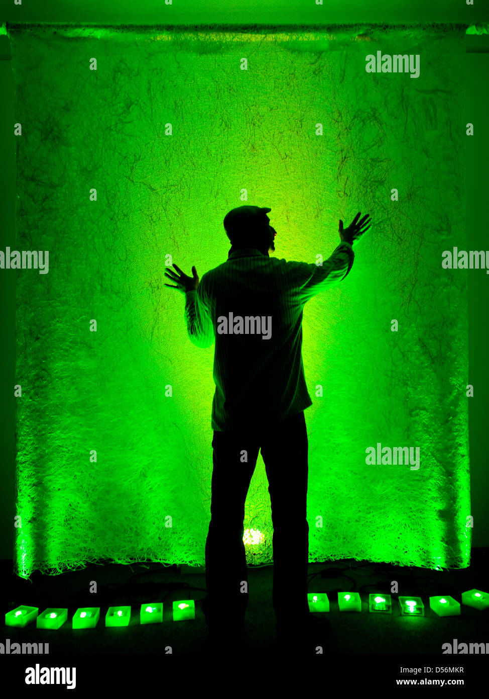 Chillout-Licht-Designer Joern Hanitzsch posiert vor einer seiner leichten Skulpturen in Cottbus, Deutschland, 16. März 2010. Insgesamt 85 leichte Skulpturen bauen auf dem Display im Rahmen einer Sonderausstellung auf der ehemaligen "Brandenburgischen Kunstsammlungen Cottbus". Weitere Informationen unter www.lichtfarbkunst.de. Foto: PATRICK PLEUL Stockfoto