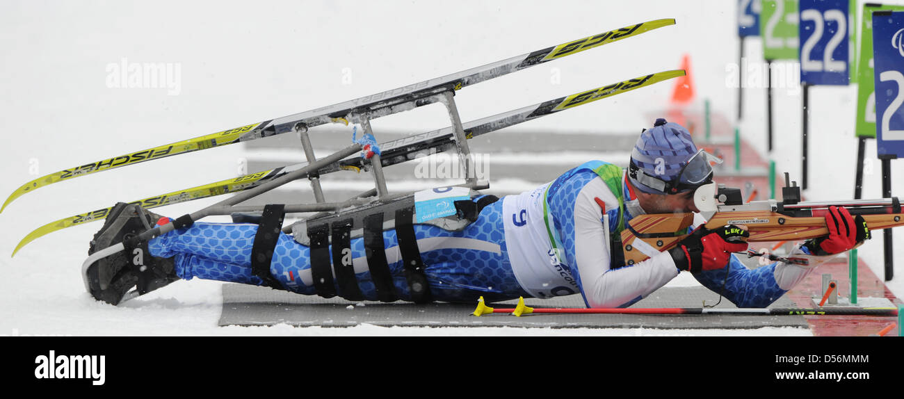 Italienische Roland Ruepp in Aktion während des 2,4 km langen Verfolgung Biathlon-Events bei den Paralympischen Winterspielen in Whistler, Kanada, 13. März 2010 gezeigt. Foto: Julian Stratenschulte Stockfoto