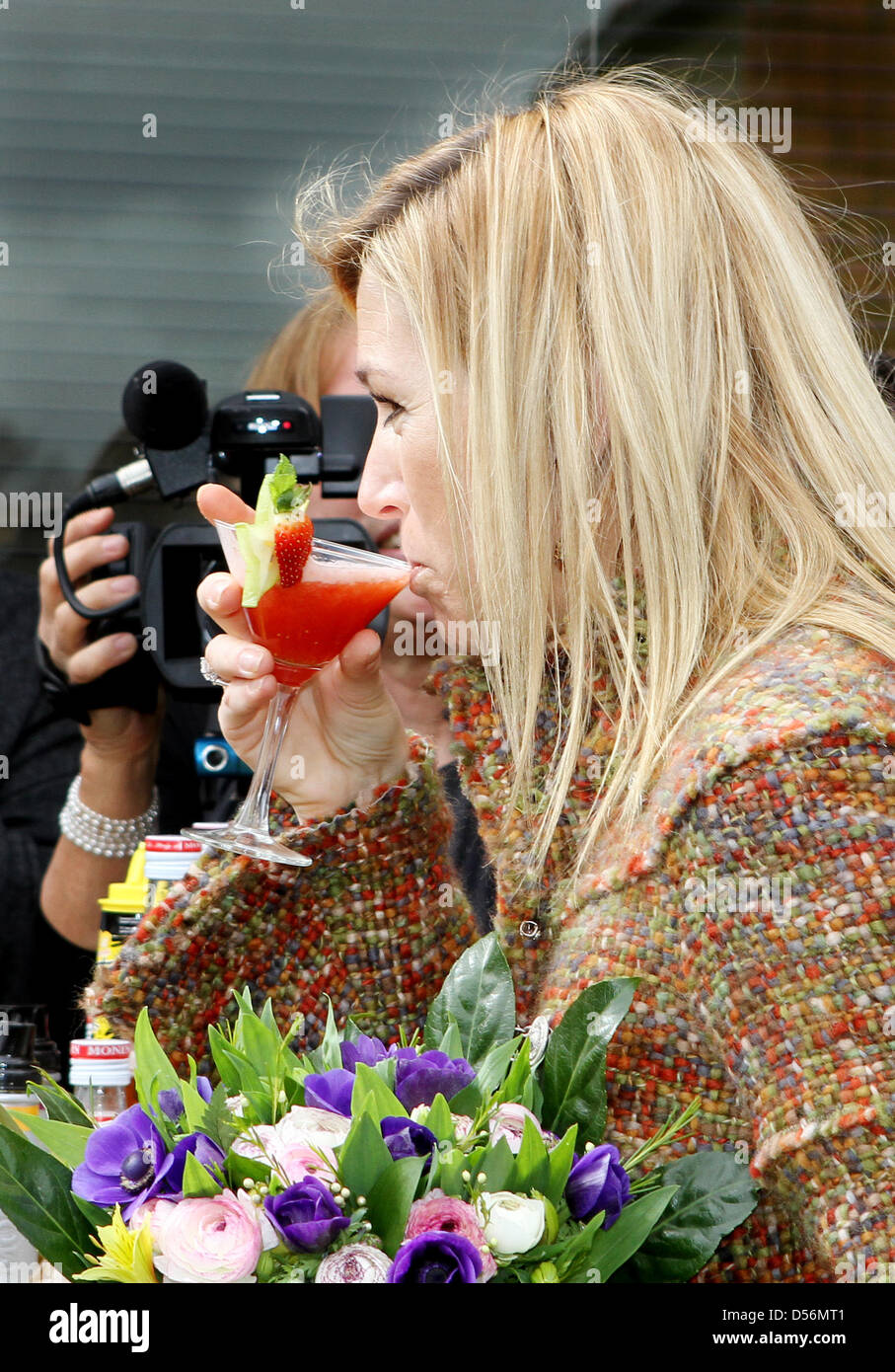 Prinzessin Maxima der Niederlande besucht die Eröffnung der Mikrofinanz-Unternehmer Punkt Eintopf/FCBV als Mitglied des Rates der Mikrofinanz in Hilversum, Niederlande, 16. März 2010. Der Eintopf/FCBV konzentriert sich auf die Unterstützung von Unternehmern mit einer Sozialleistung Hintergrund. Foto: Patrick van Katwijk Stockfoto