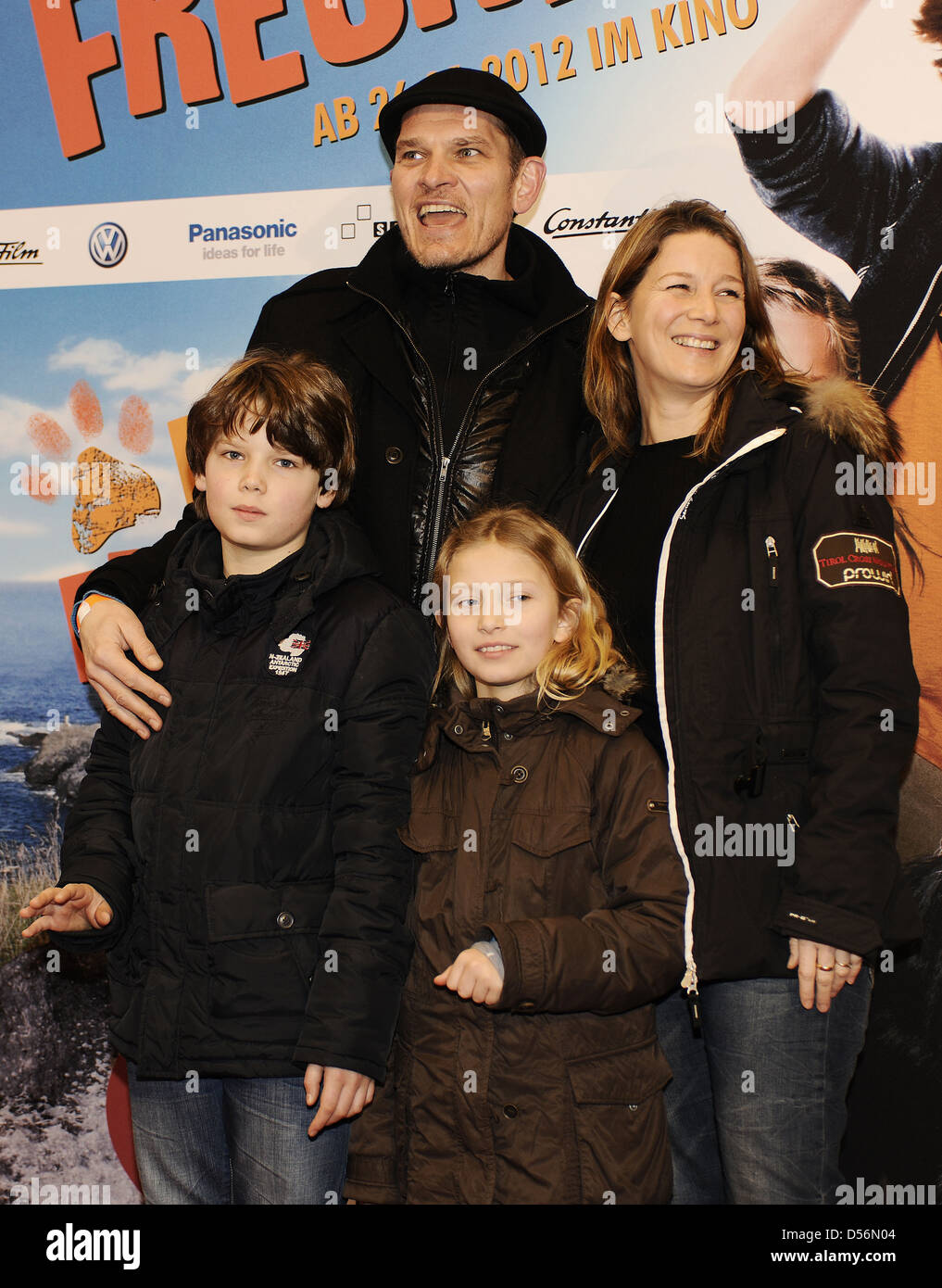 Goetz Otto mit seiner Familie bei der Premiere von "Fuenf Freunde" im Cinemaxx. München, Deutschland - 22.01.2012 Stockfoto