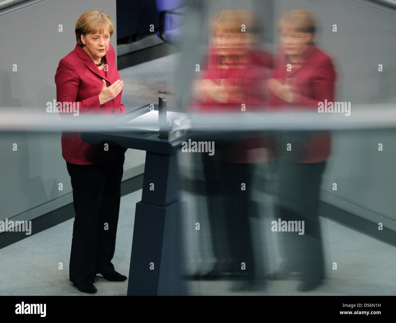 Bundeskanzlerin Angela Merkel spricht während der Bundestag Haushaltsdebatte in Berlin, Deutschland, 17. März 2010. Merkel eine strikte Politik der Ersparnisse der Bürger vorbereitet, Finanzminister Schaeuble gesichert und kritisiert die Pläne der Ausgaben der einzelnen Ministerien für das nächste Jahr. Merkel sprach von einer Herkulesaufgabe und schwierigen Budgetkürzungen. Foto: RAINER JENSEN Stockfoto