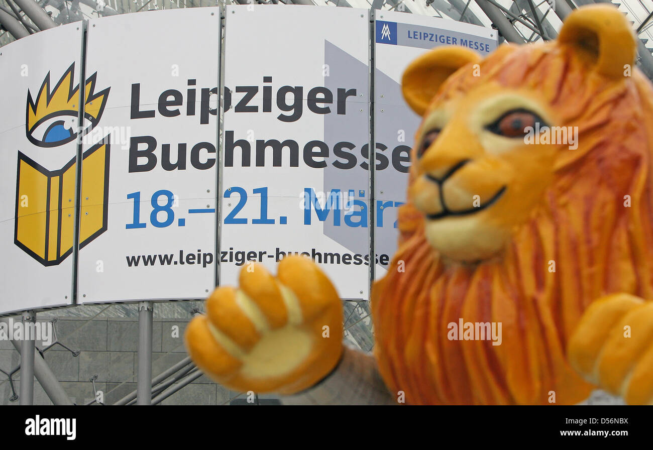 Ein Löwe, Wappentier der Stadt begrüßt Besucher vor der Leipziger Buchmesse, Leipzig, Deutschland, 17. März 2010. 2,100 Aussteller werden der Leipziger Buchmesse 2010 teilnehmen, die vom 18. bis 21. März 2010 läuft. Die Messe beginnt der Saison 2010 Buch Verlag in Deutschland. Rund 1,500 Autoren präsentieren ihre Werke an 300 Standorten in der ganzen Stadt. Foto: JAN WOITAS Stockfoto