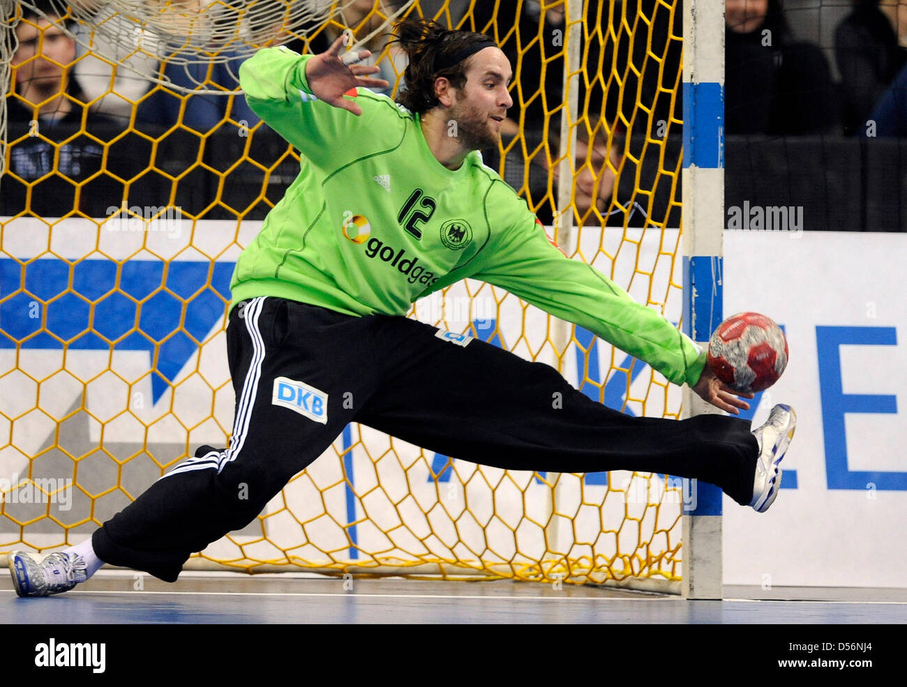 Deutsche Goelkeeper Silvio Heinevetter rettet einen Ball während der internationalen Handball Spiel Deutschland Vs Schweiz in der Porsche Arena in Stuttgart, Deutschland, 17. März 2010. Deutschland besiegt Schweiz 34-26. Foto: Marijan Murat Stockfoto