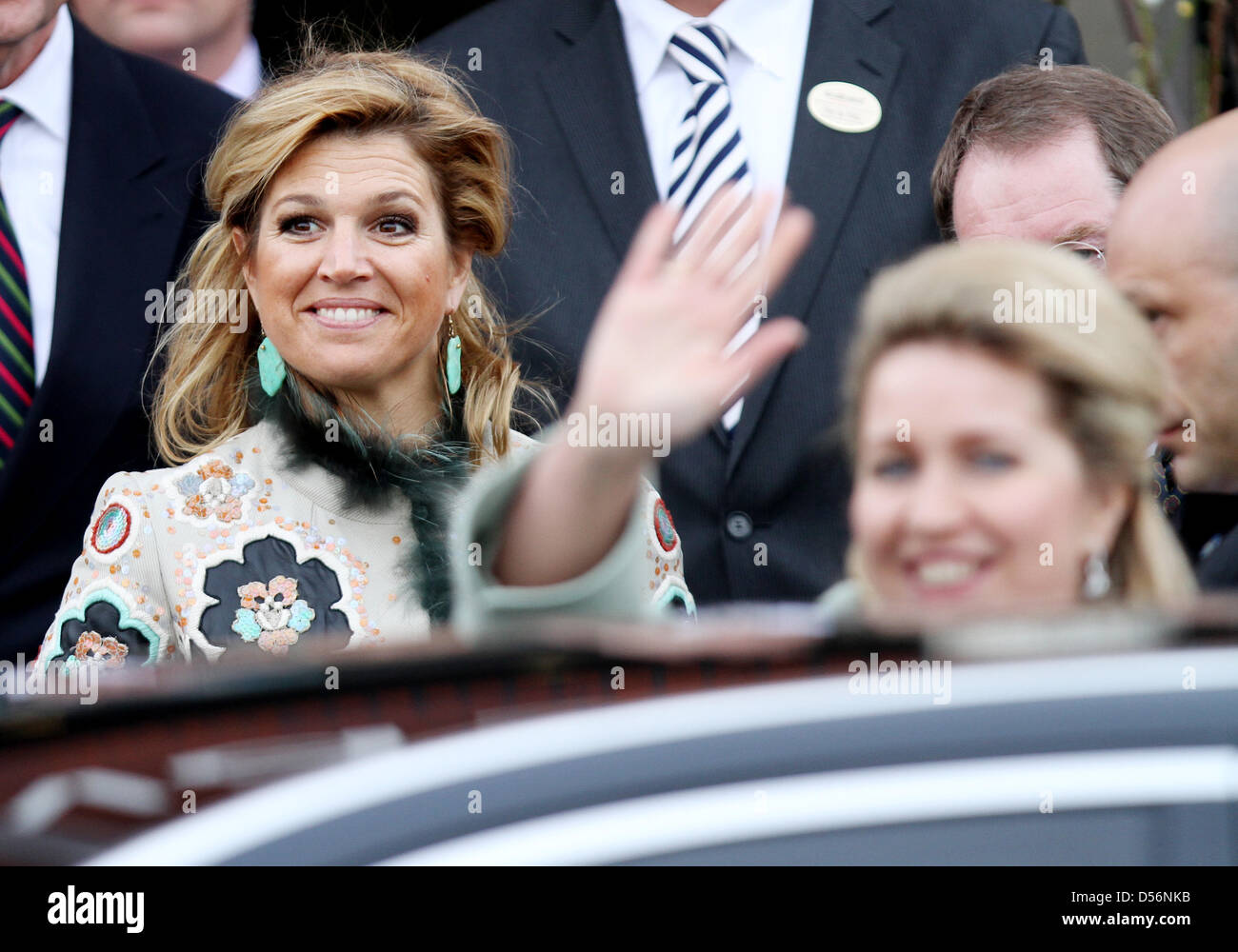 Prinzessin Maxima der Niederlande (L) und russische First Lady Svetlana Medvedeva (vorne) besuchen die Saisoneröffnung der internationalen Blumenausstellung "De Keukenhof" in Lisse, Niederlande, 17. März 2010. Das Thema der diesjährigen Ausstellung ist "From Russia with Love". Foto: Patrick van Katwijk Stockfoto