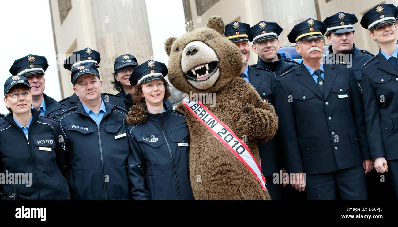 Polizisten stellen Berliner Polizei neue Uniform in Berlin, Deutschland