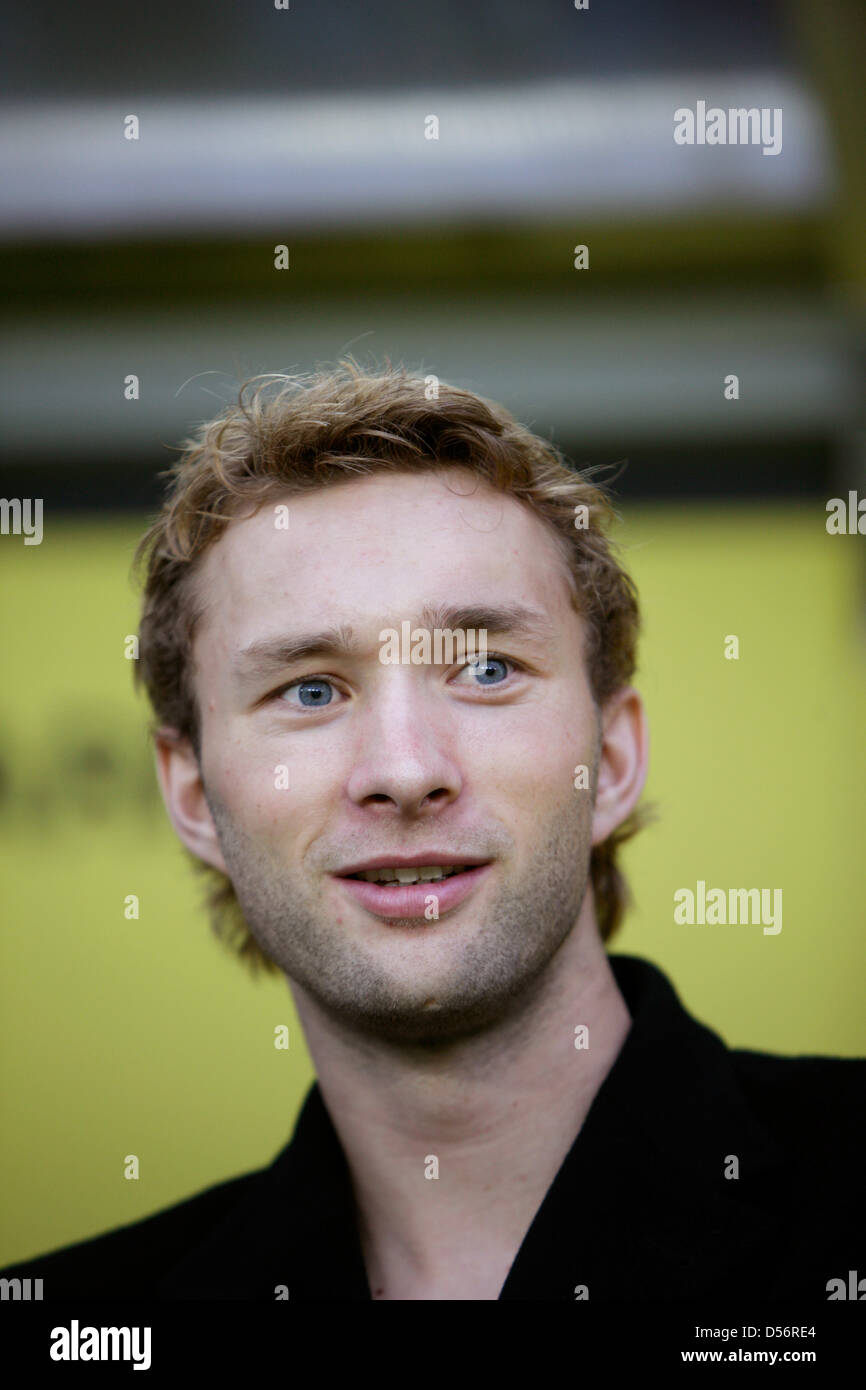 Leverkusens Simon Rolfes auf der Bank während der Bundesliga binden Borussia Dortmund Vs Bayer 04 Leverkusen im Signal Iduna Park in Dortmund, Deutschland, 20. März 2010. Dortmund gewann 3: 0. Foto: Rolf Vennenbernd Stockfoto