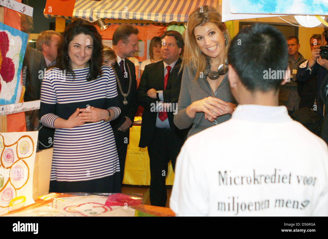 Prinzessin Maxima der Niederlande nimmt an der Eröffnung der "Tag für Klasse ändern! Aktion "Kampagne an Scholengemeenschap Vincent Van Gogh in Assen, Niederlande, 22. März 2010. Die Veranstaltung wurde auf Initiative der "Stiftung für den Wandel" organisiert. Diese Stiftung will das Bewusstsein für Mikrokredite in den Niederlanden. Foto: Albert van der Werf (Niederlande) Stockfoto