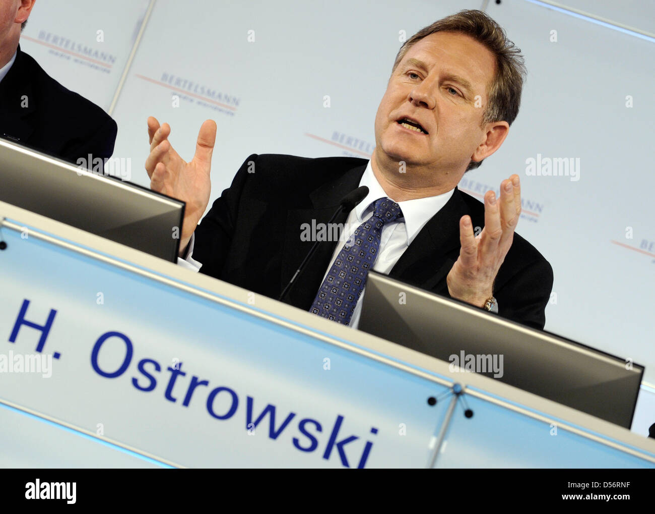 CEO Hartmut Ostrowski der Bertelsmann AG auf dem Podium bei einer Bilanz-Pressekonferenz in Berlin, Deutschland, 23. März 2010 abgebildet. Europas größte Medienunternehmen präsentiert seine Business-Nummern des Jahres 2009. Foto: RAINER JENSEN Stockfoto