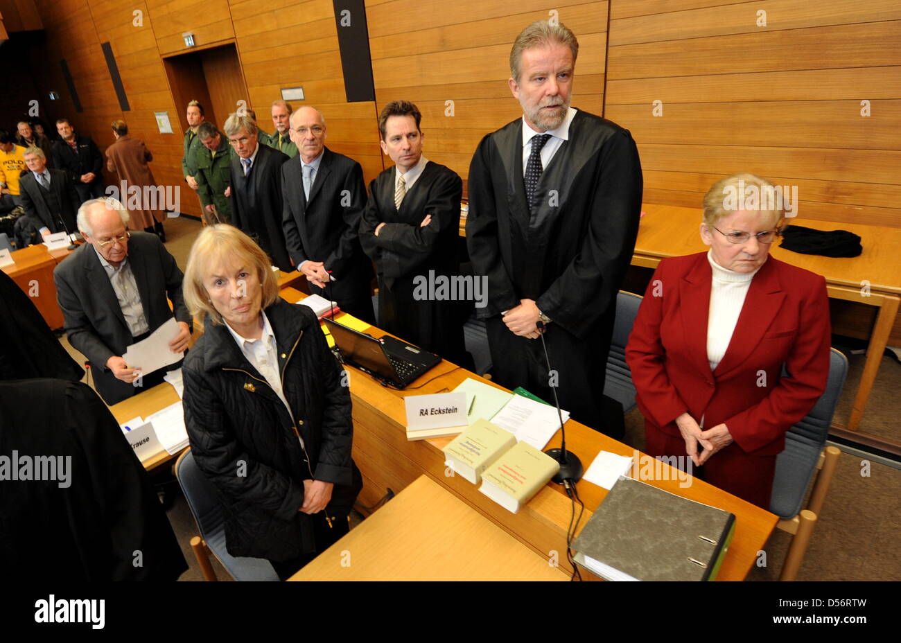 Der Angeklagte Roland K. (Hinten, l-R), der Verteidiger K. Oelschig, der Angeklagte Wilhelm D., sterben Verteidiger Harald Baumgärti, Frank Eckstein, sterben Angeklage Sieglinde D. Und sterben Angeklage Iris F. (Vorne) Stehen am Montag (08.02.2010) in Traunstein (Oberbayern) Im Landgericht Im Verhandlungsraum. Höhle Angeklagen Im Alter Zwischen 60 Und 79 Jahren Wird Vorgeworfen, Einen Finanzbera Stockfoto