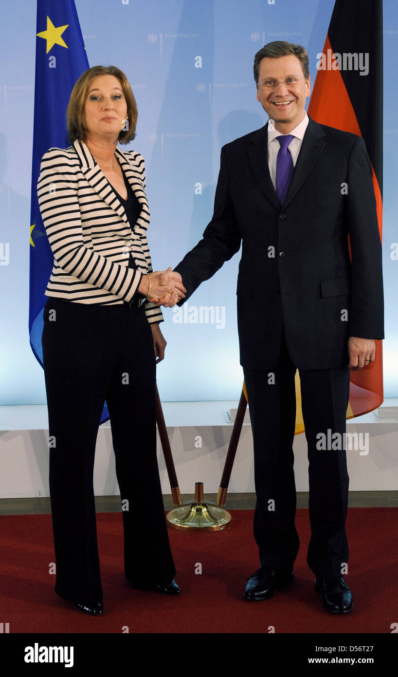 German Foreign Minister Guido Westerwelle (R) erhält die israelische Oppositionsführerin Zipi Livni im Auswärtigen Amt in Berlin, Deutschland, 24. März 2010. Foto: RAINER JENSEN Stockfoto